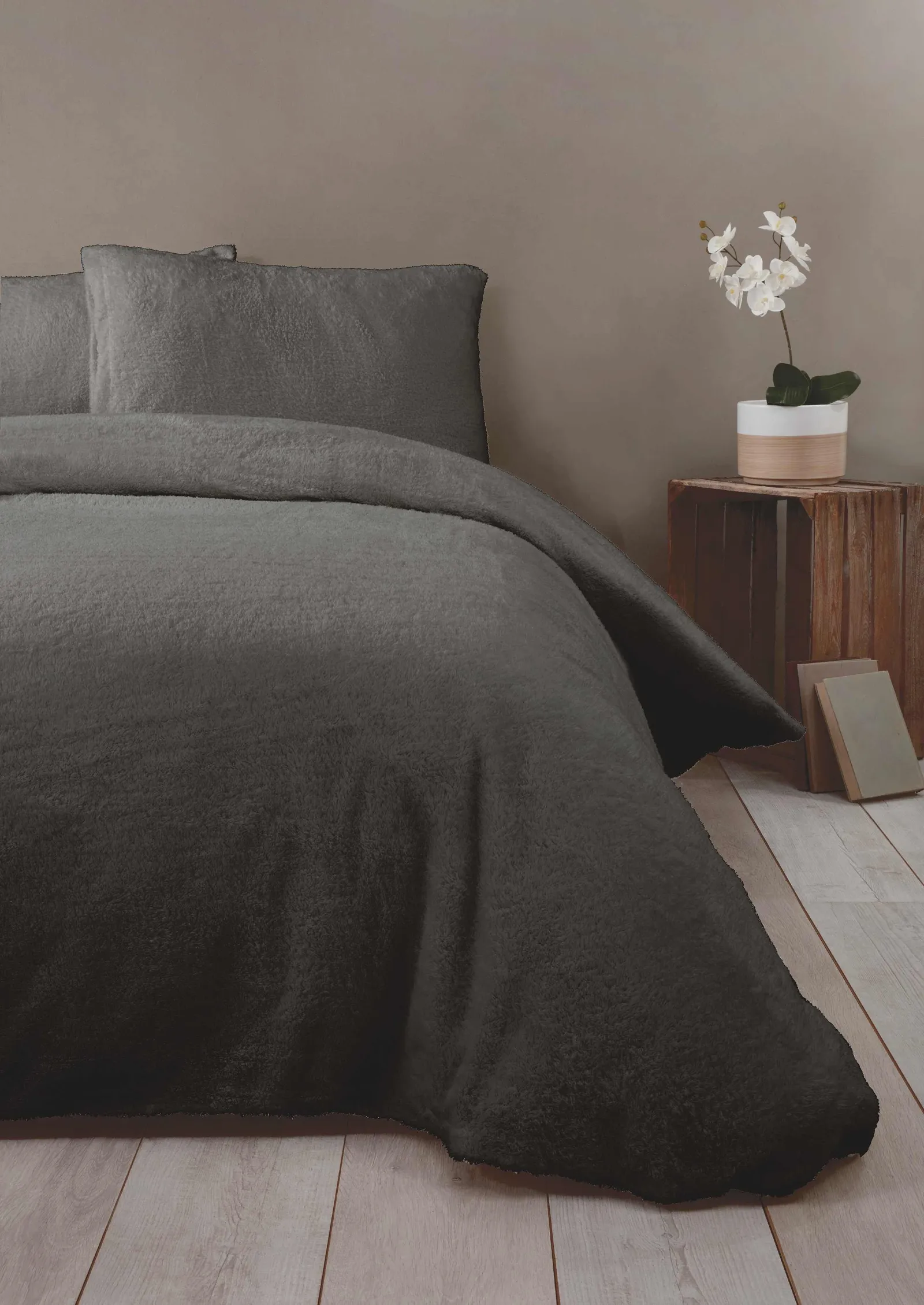 Rapport Home Teddy Fleece Polyester Duvet Cover Set With Pillowcase in Charcoal 1