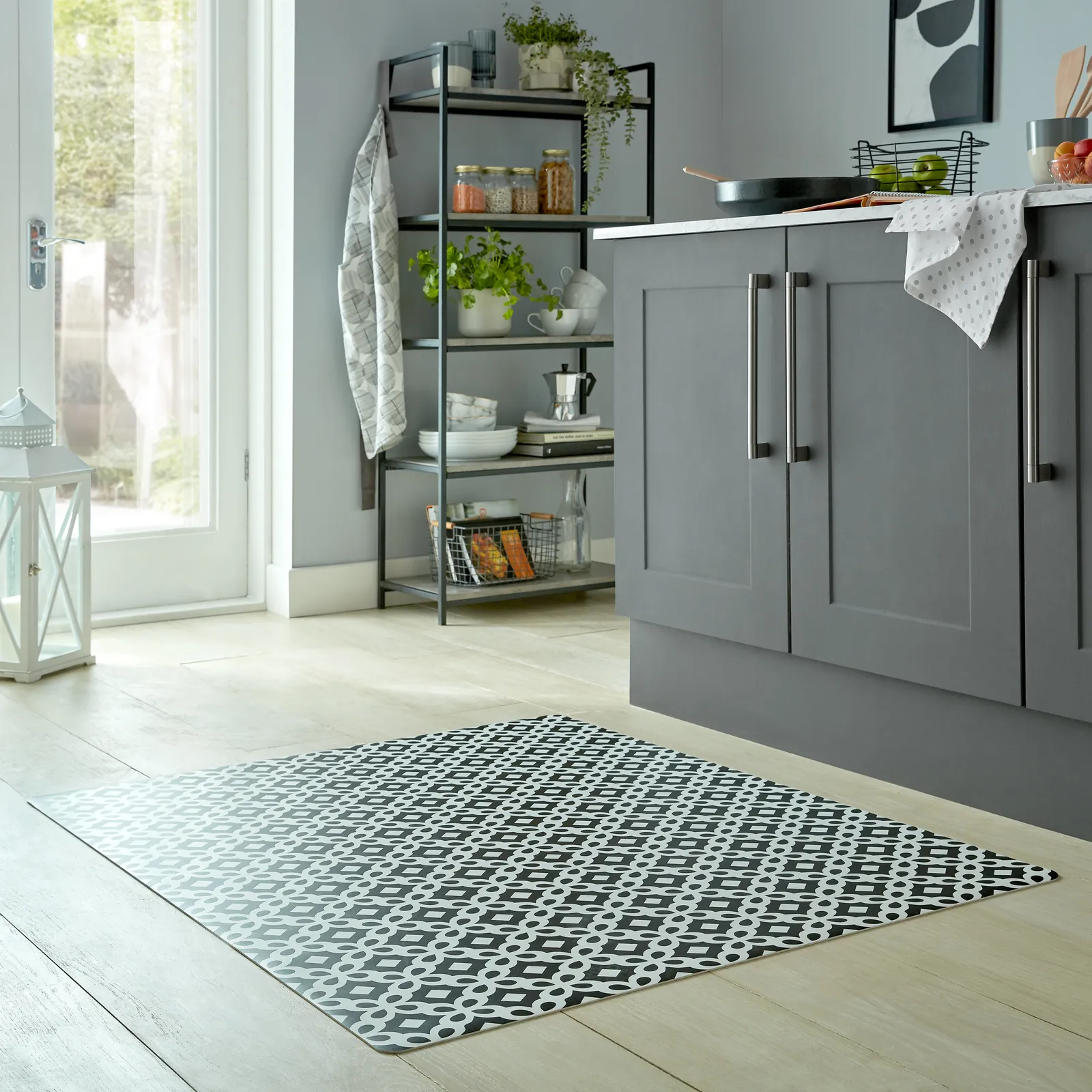 Trellis Tile Vinyl Mat Black and white
