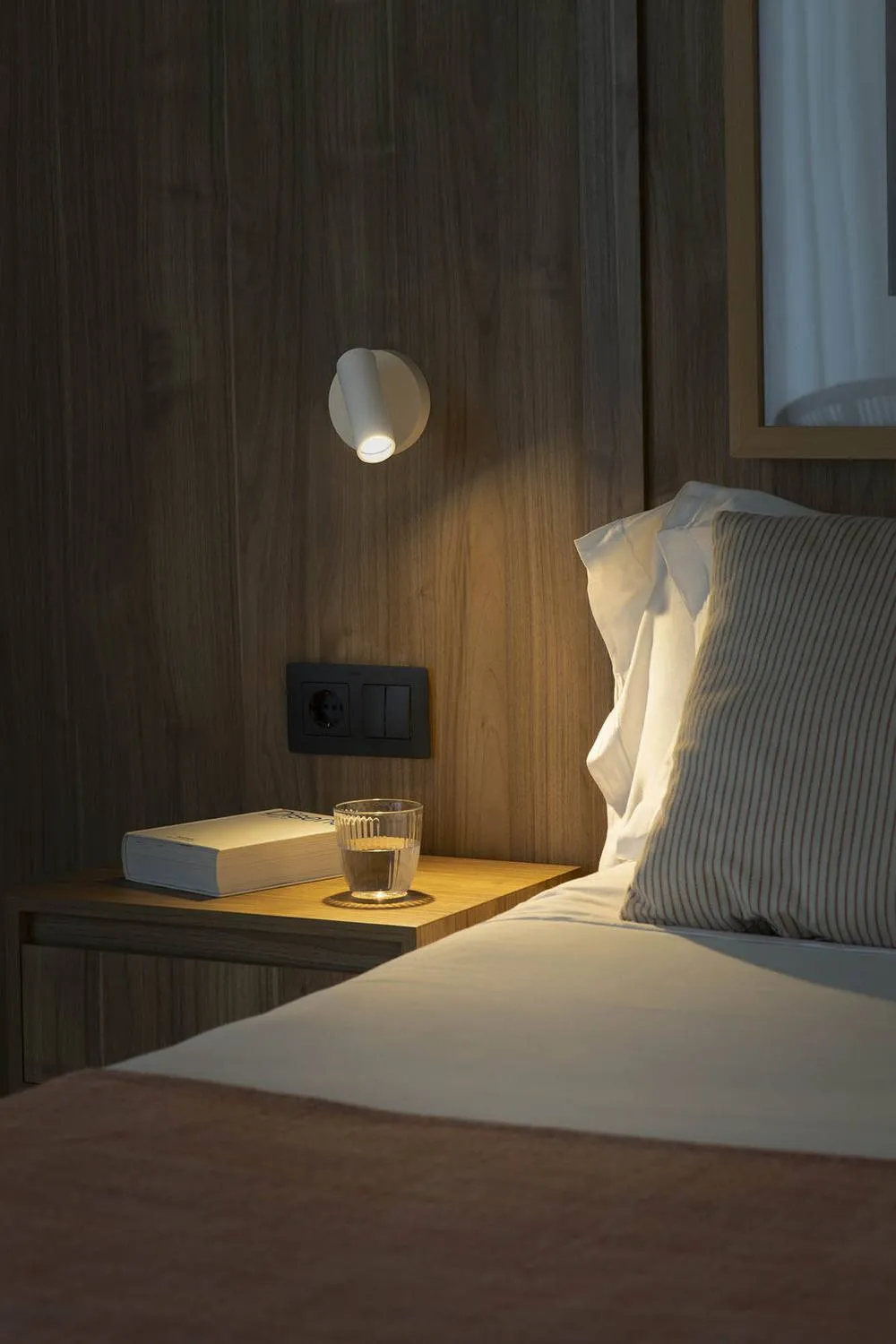 Netlighting Stan Slim Reading Wall Light White GU10 with Switch 2