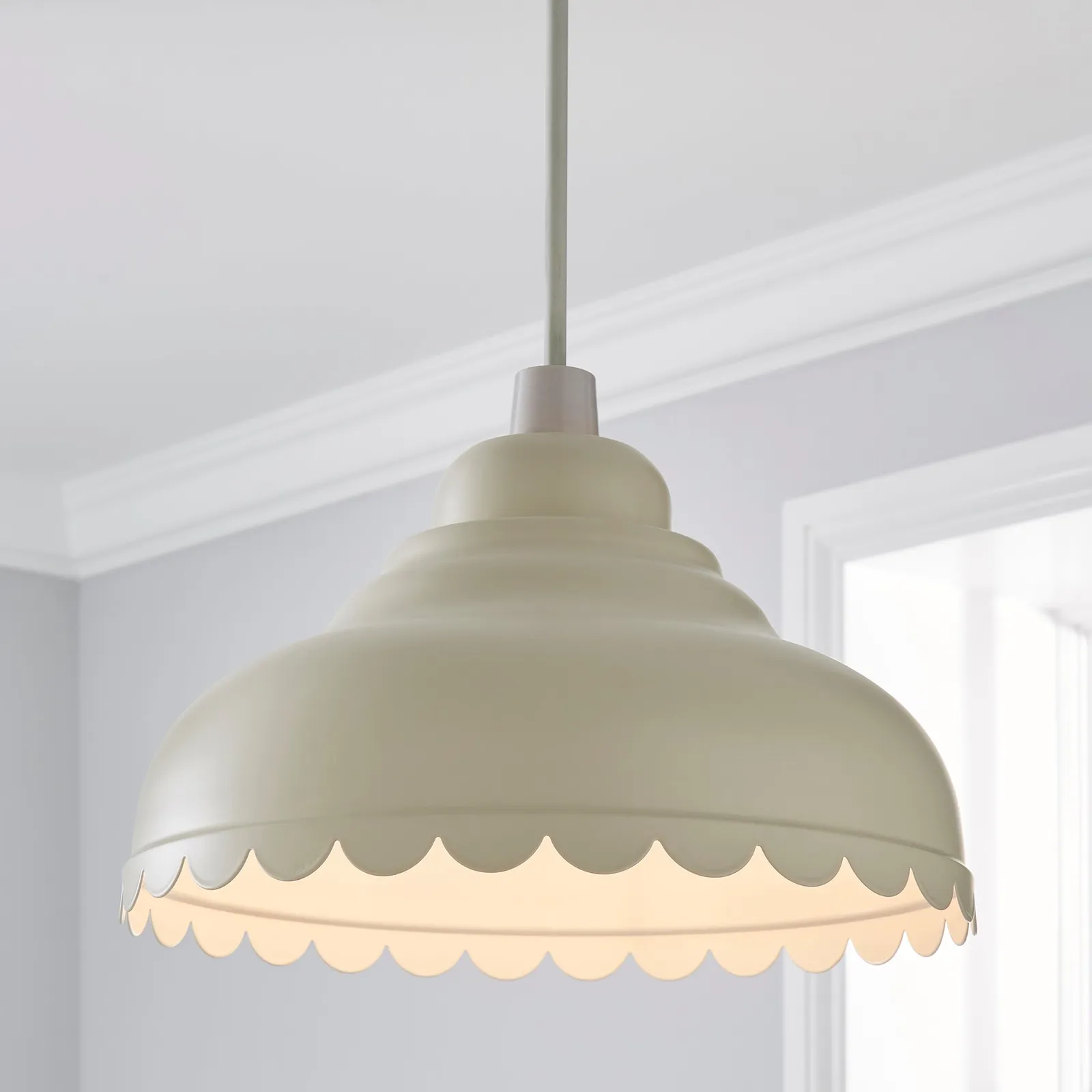 Sofie Scalloped Easy Fit Pendant Cream