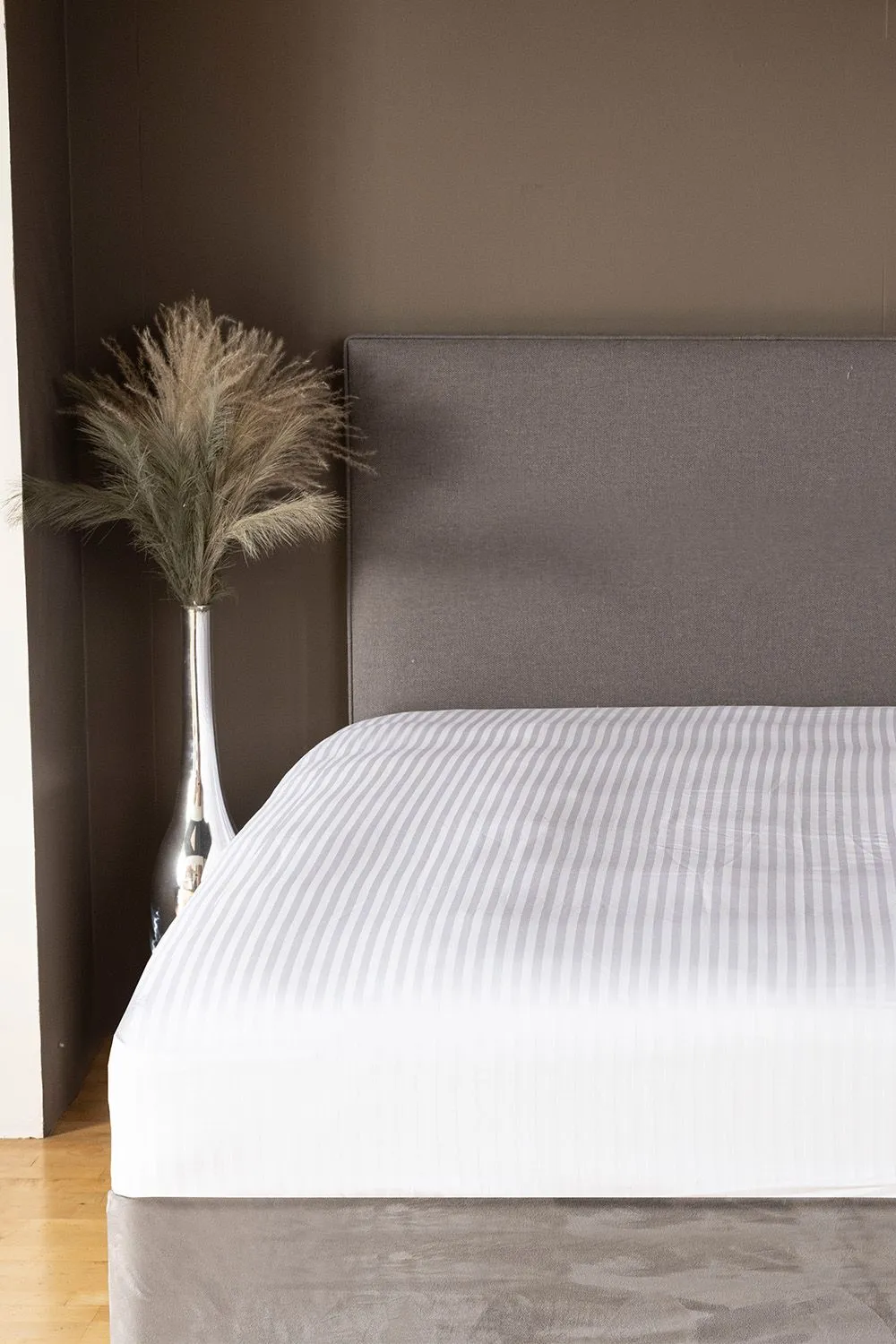 Belledorm Hotel Suite Satin Stripe 540 Thread Count 38cm Fitted Sheet in Charcoal 2