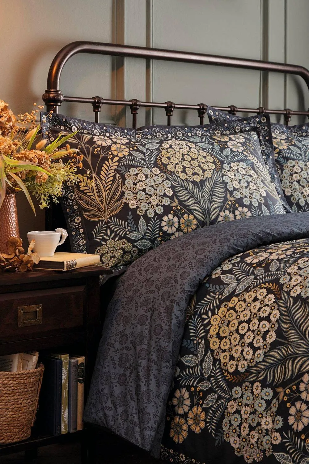 Appletree 'Evelina' Geometric Floral Duvet Cover Set in Navy 2