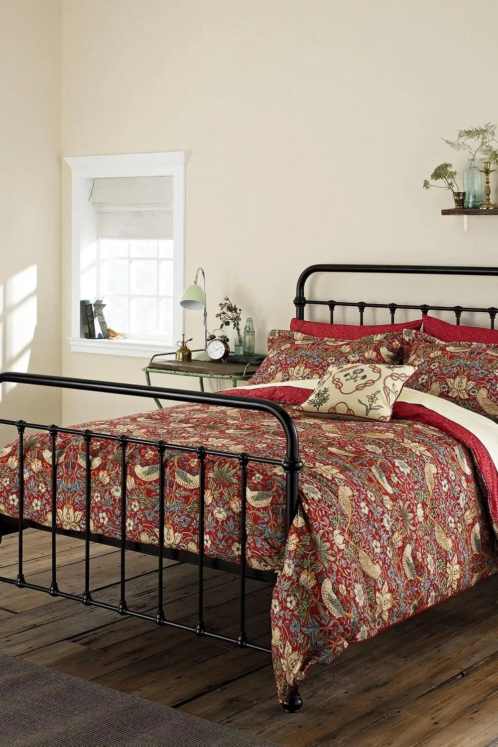 Morris & Co 'Strawberry Thief' Cotton Cover Set in Red 1