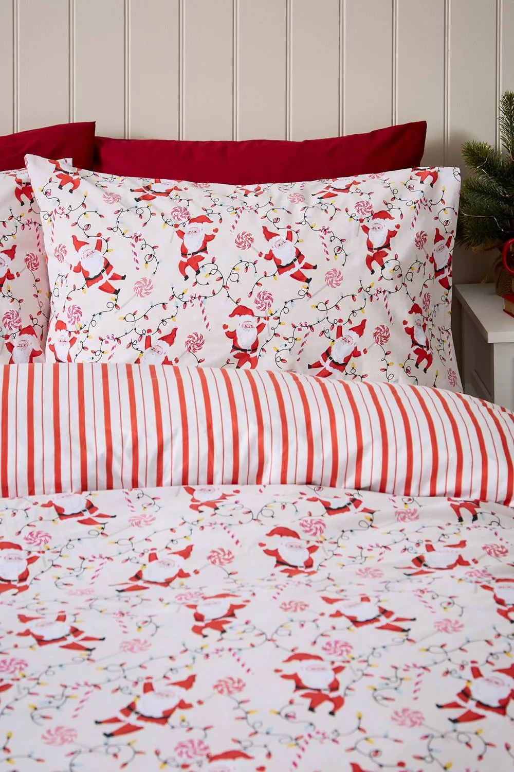 Catherine Lansfield Christmas Santas Reversible Duvet Cover Set in Red 3