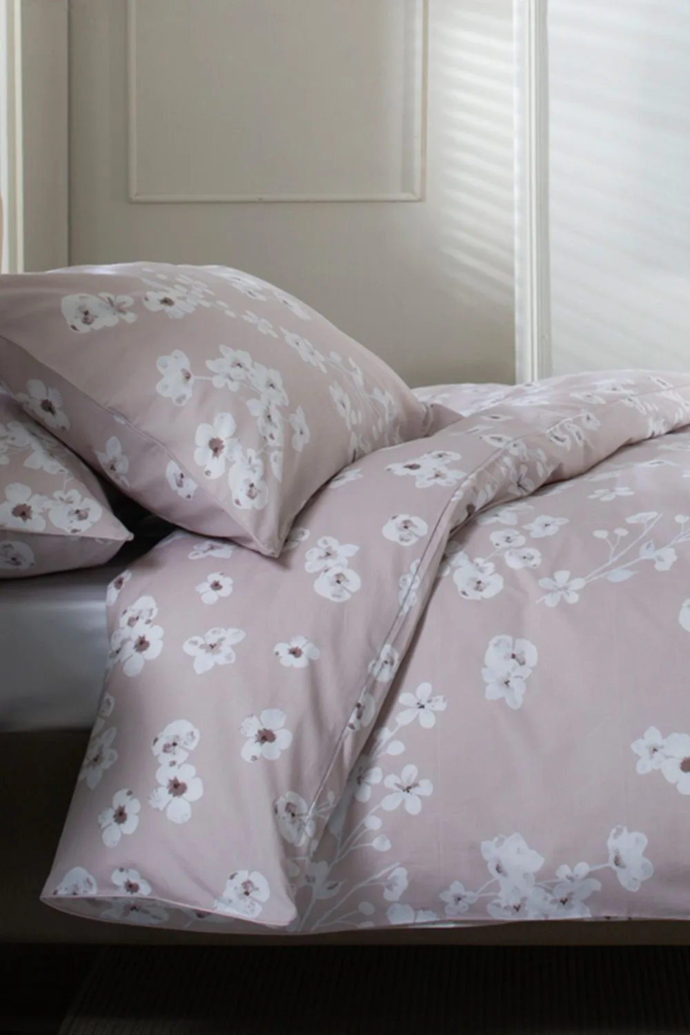 The Lyndon Company Petite Fleure Printed 100% Cotton Duvet Cover Set with Piped Edges in Pink 4