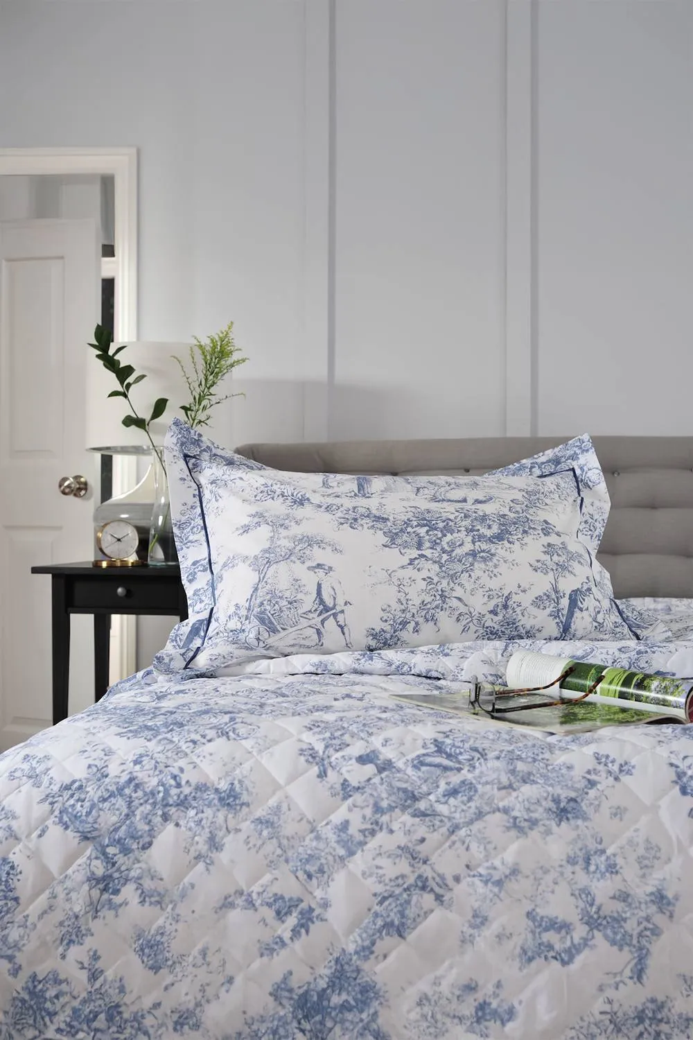 The Lyndon Company Toile De Jouy Luxurious 200 Thread Count Oxford Pillowcase Pair in Blue