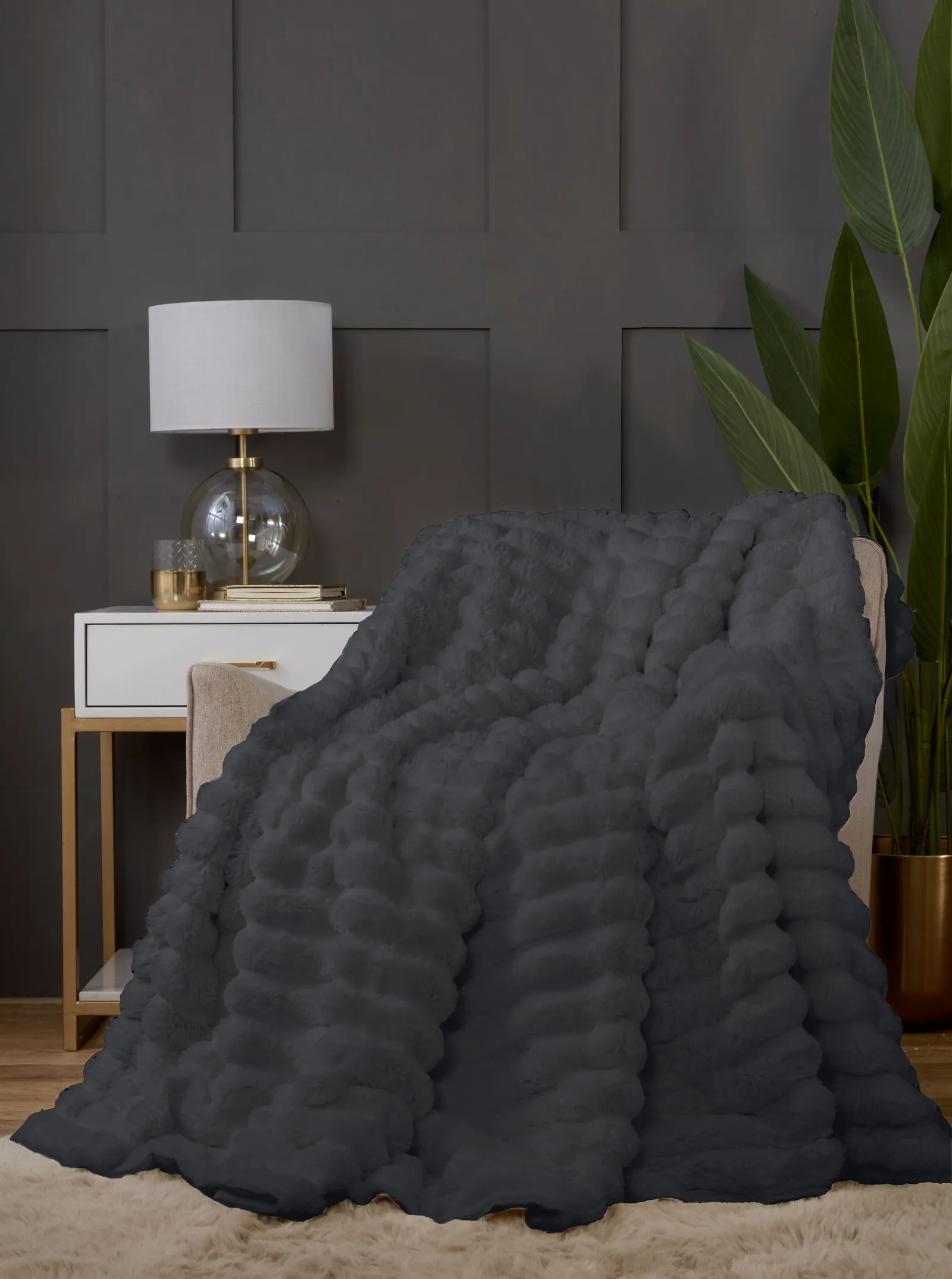Rapport Home Chunky Ribbed Soft & Cozy Fur Throw (150x200 cm) in Charcoal