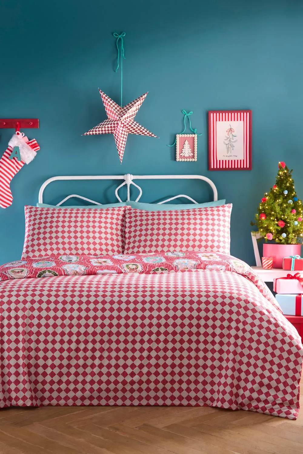 Fusion 'Christmas Vintage Frames' Easy Care Festive Duvet Cover Set in Red 4