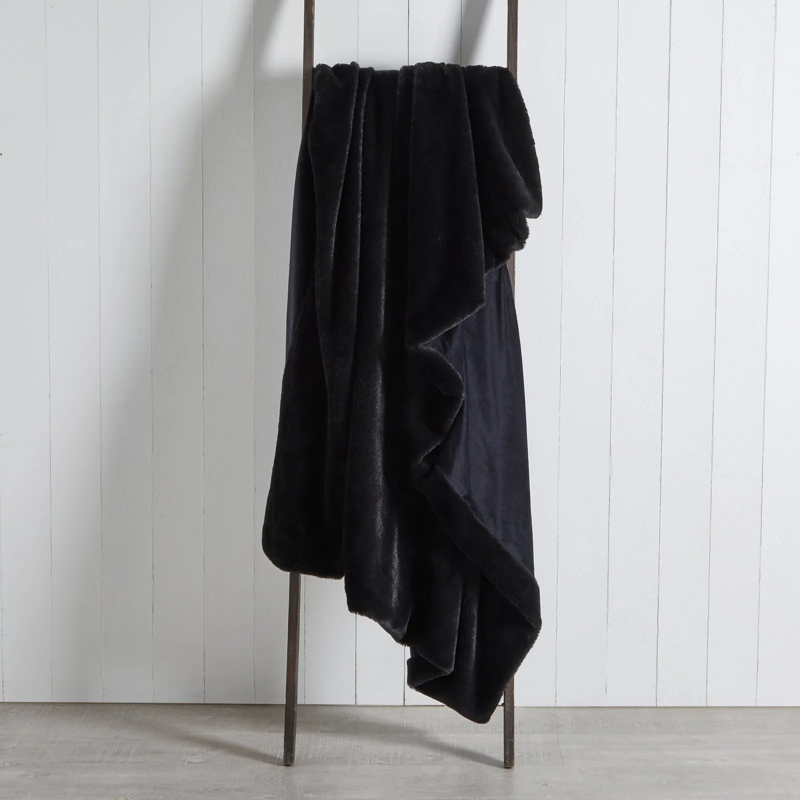 Lenon Plush Throw Black