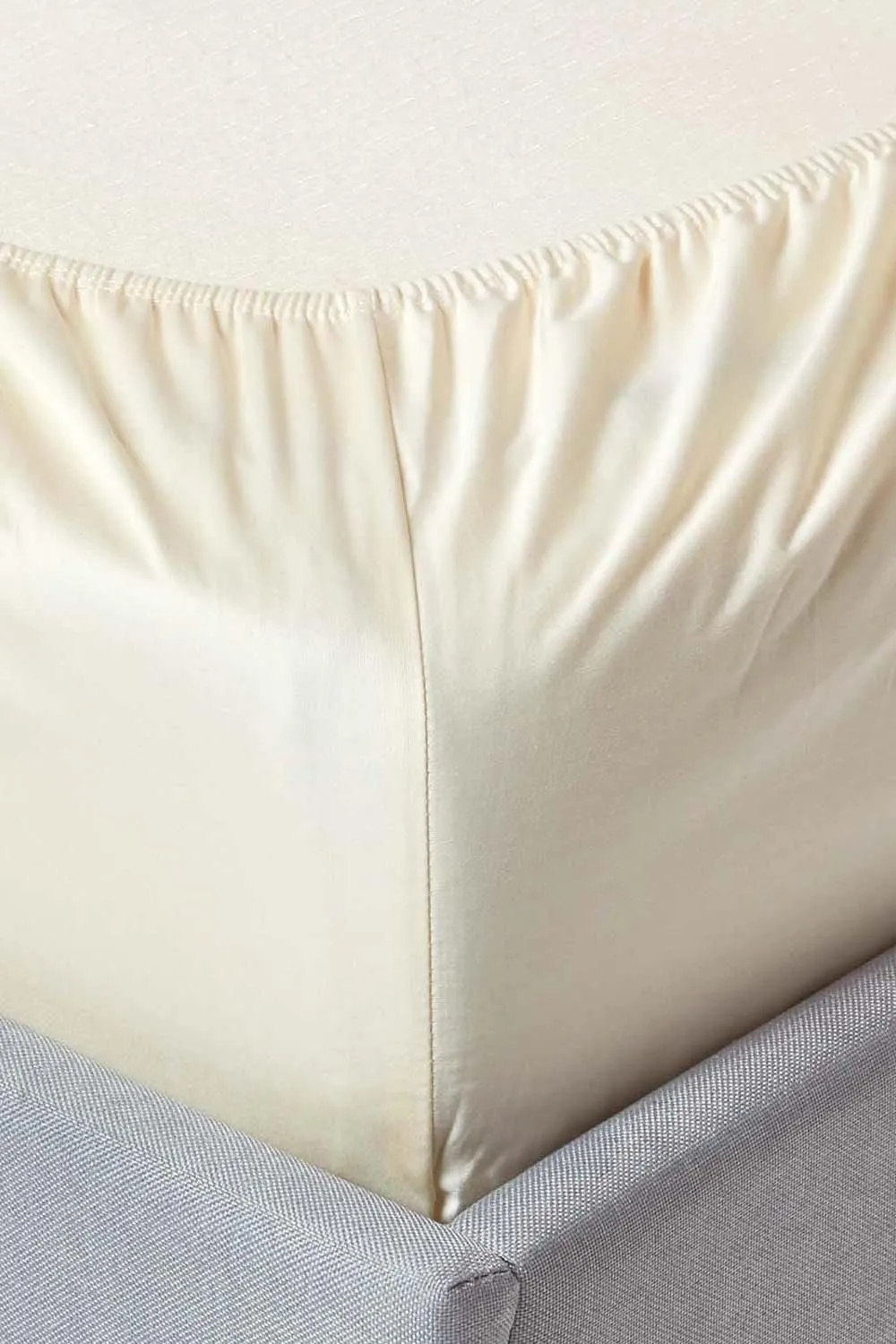 Homescapes Sateen Cotton Fitted Cot Sheets 400 Thread Count, 2 Pack in Cream 4