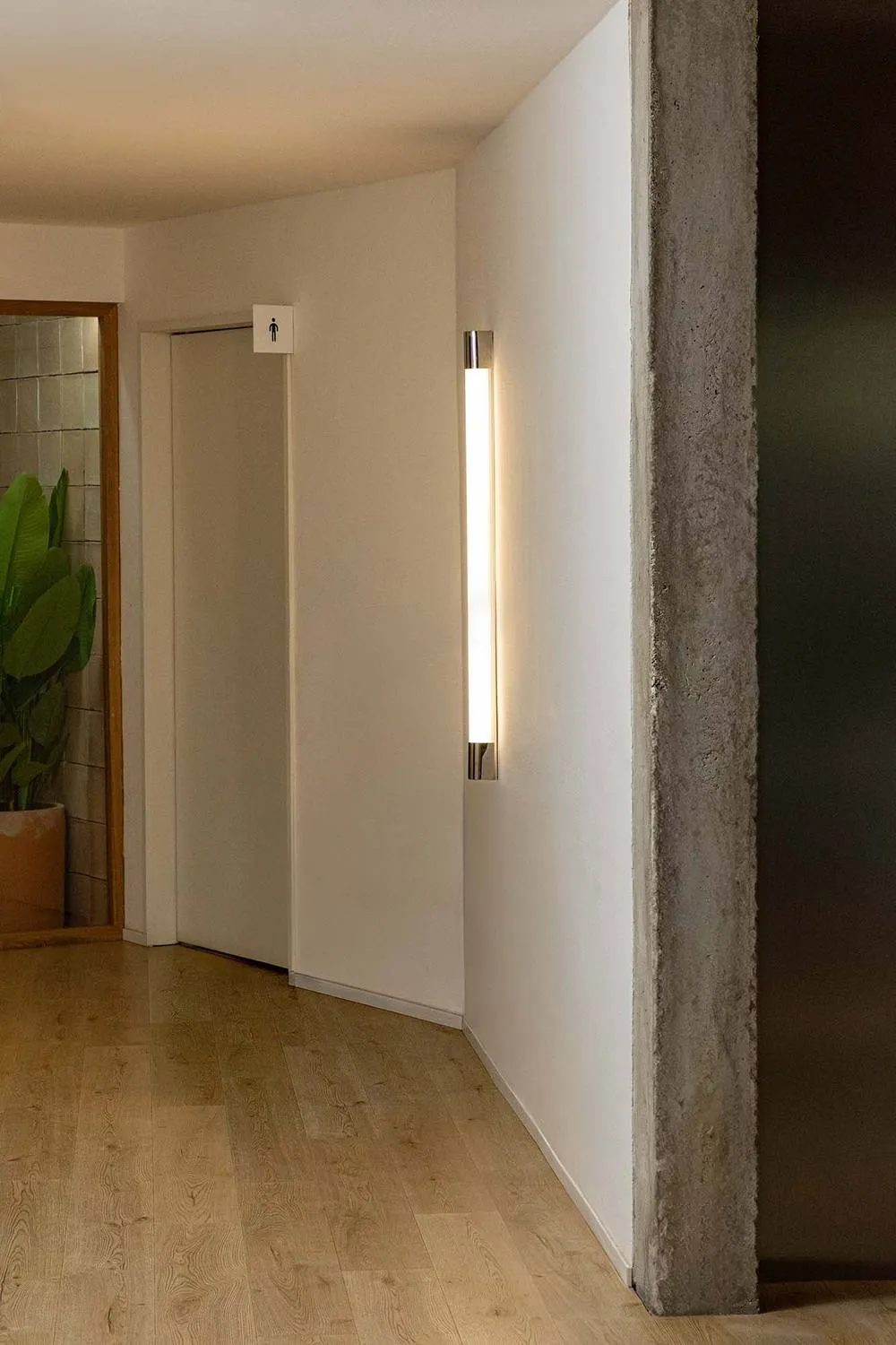 Netlighting Kiva 120cm Bathroom Wall Lamp Chrome IP44 3000K in Silver 2