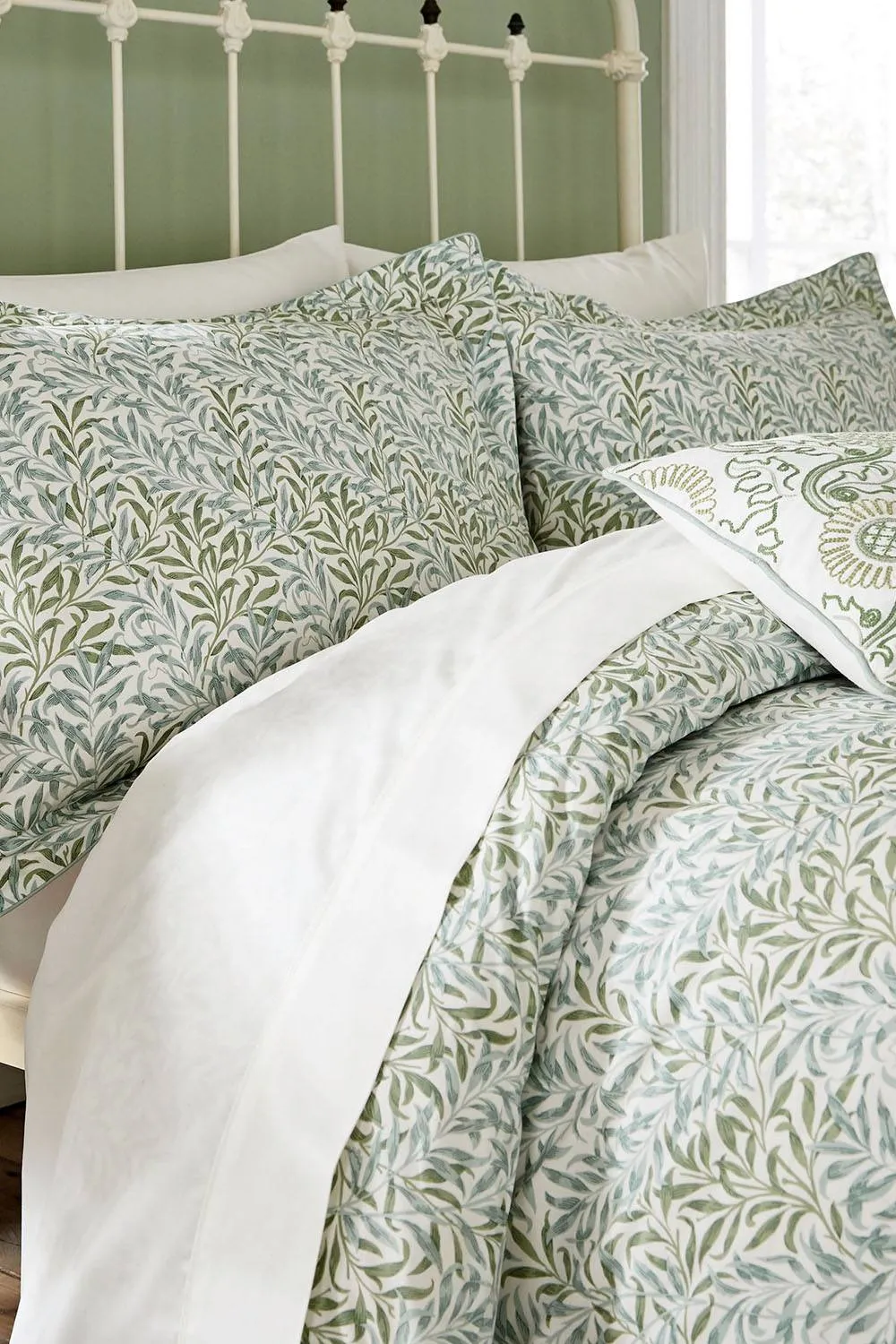 Morris & Co 'Willow Bough Sage' Cotton Percale Duvet Cover Set in Green 2