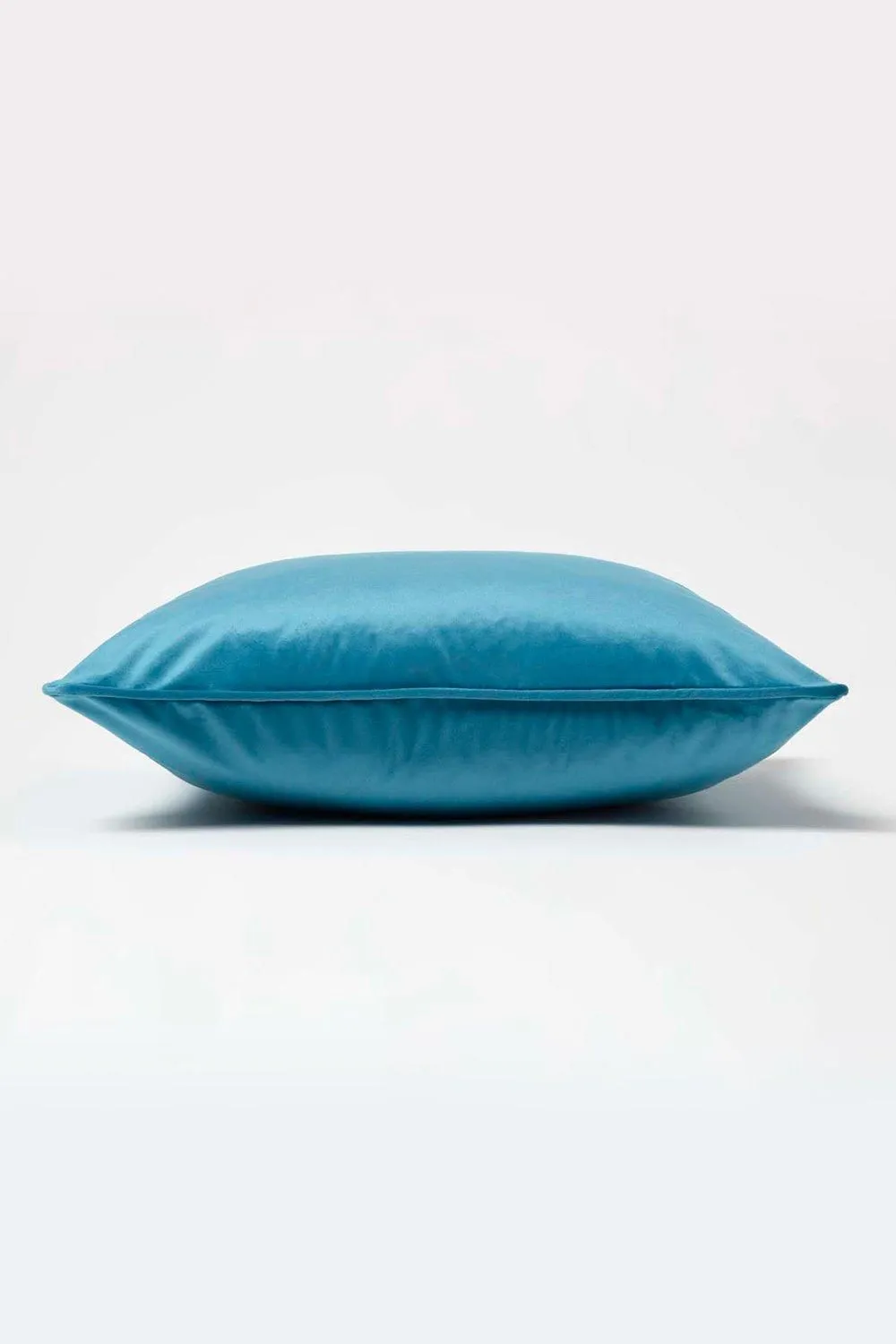 Homescapes Filled Velvet Cushion with Piped Edge 46 x 46 cm in Turquoise 4