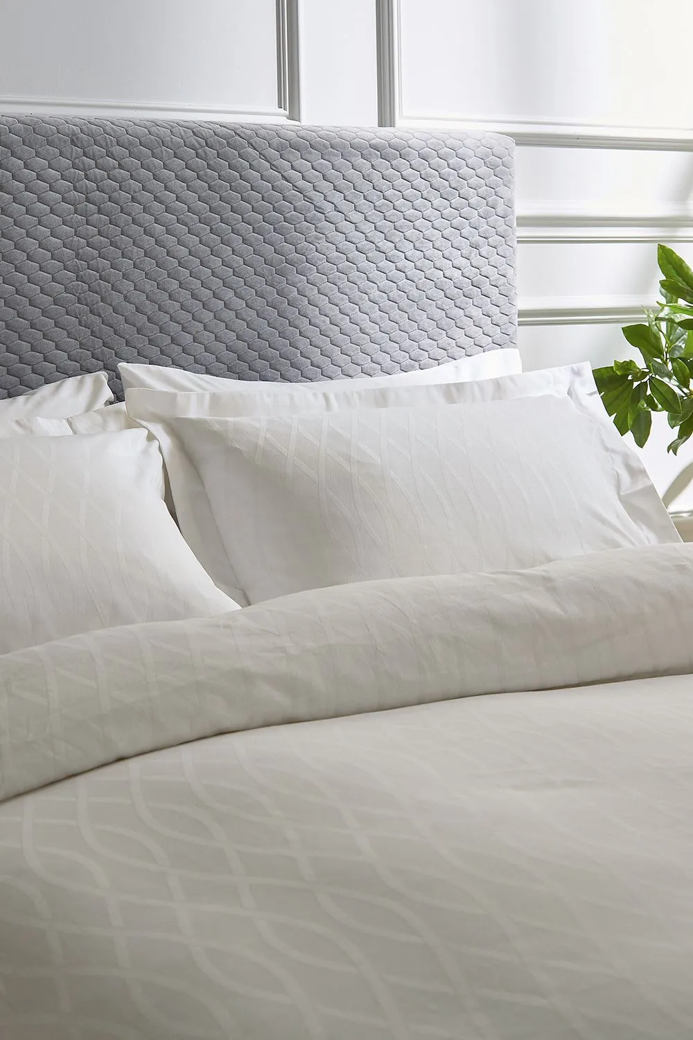 1951 'Ravello' Luxury 250 Thread Count Cotton Duvet Cover Set in Off-White 2