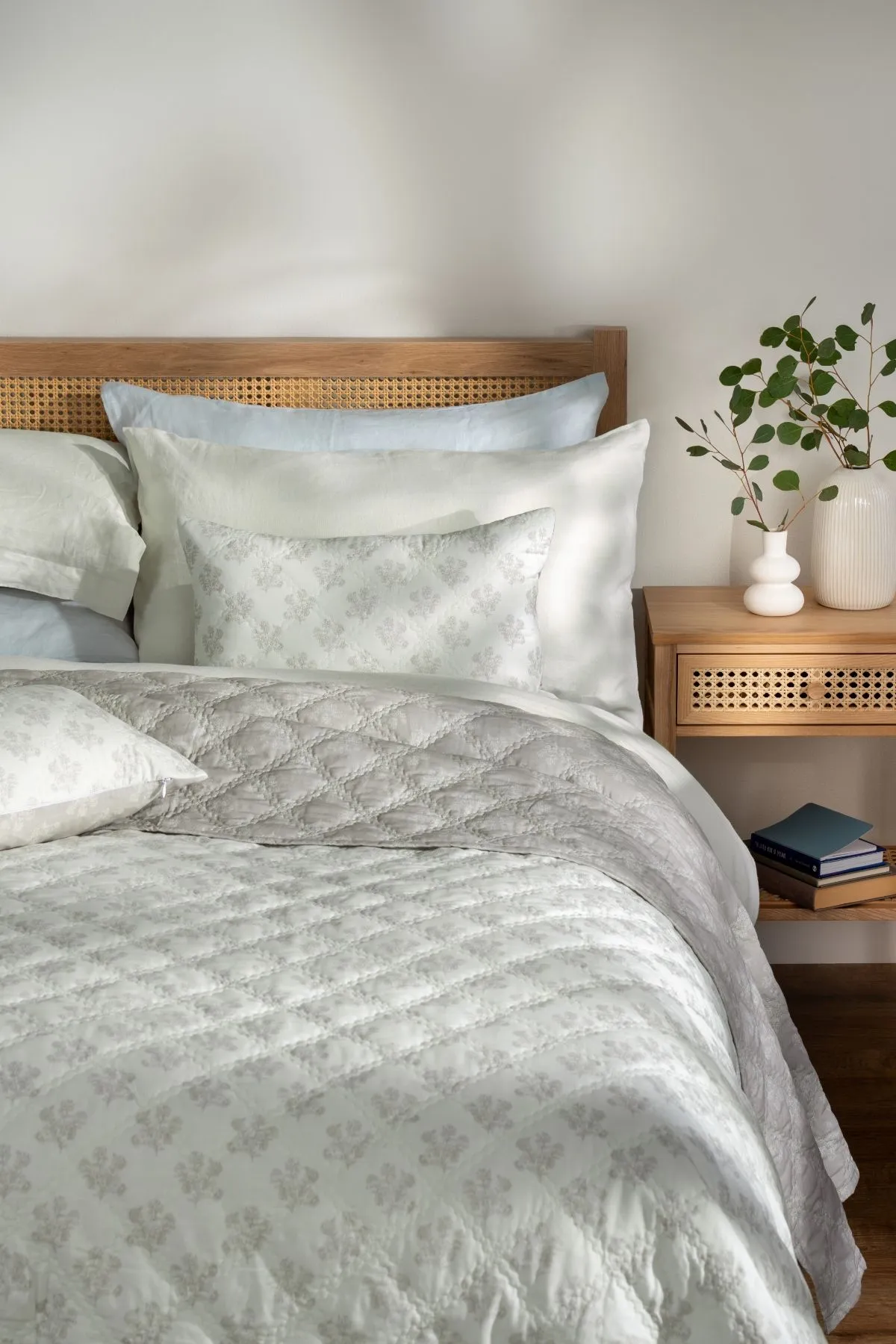 Soak&Sleep Reversible Floral Print Bedspread in Natural