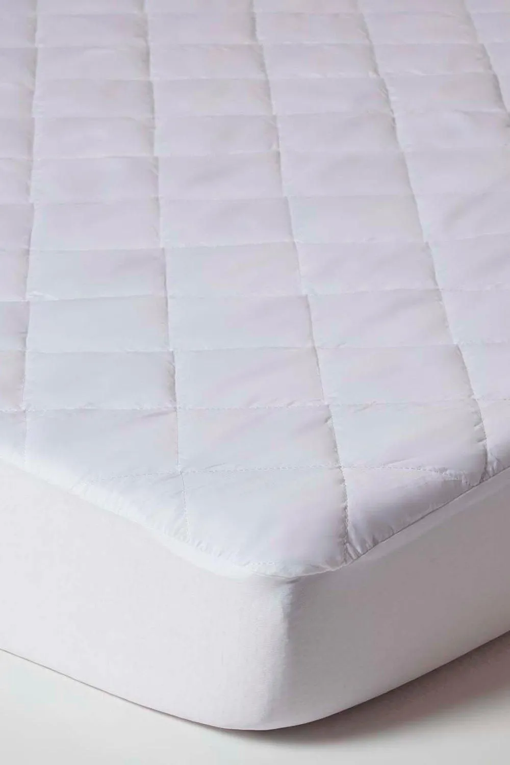 Homescapes Anti Allergy Mattress Protector in White