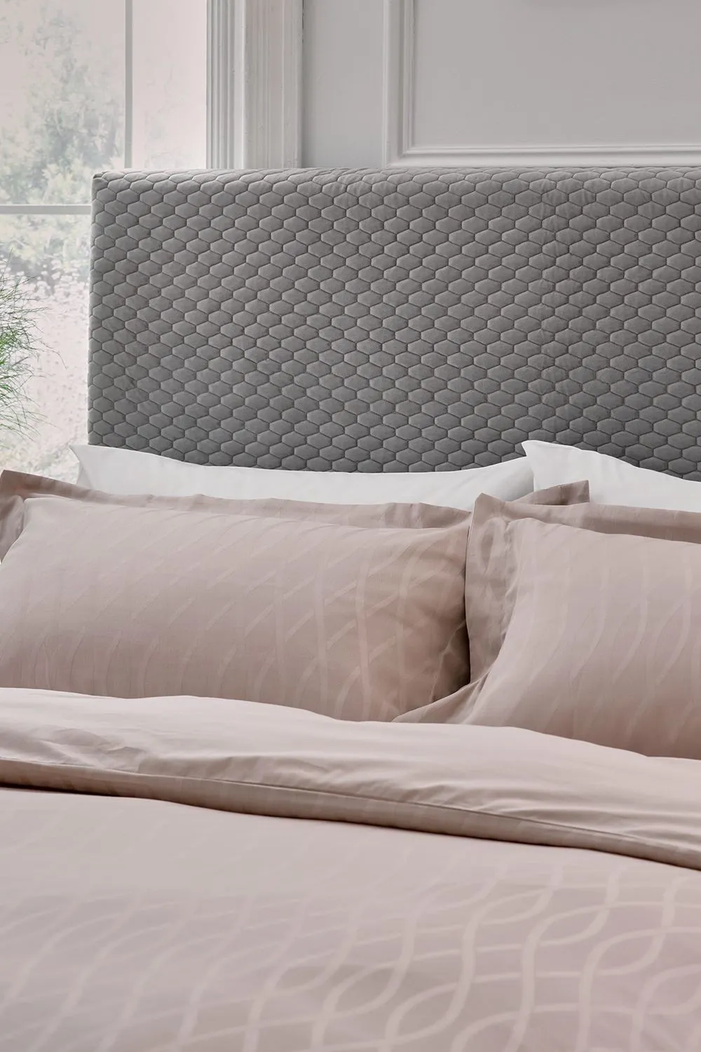 1951 'Ravello' Luxury 250 Thread Count Cotton Duvet Cover Set in Light Brown 2