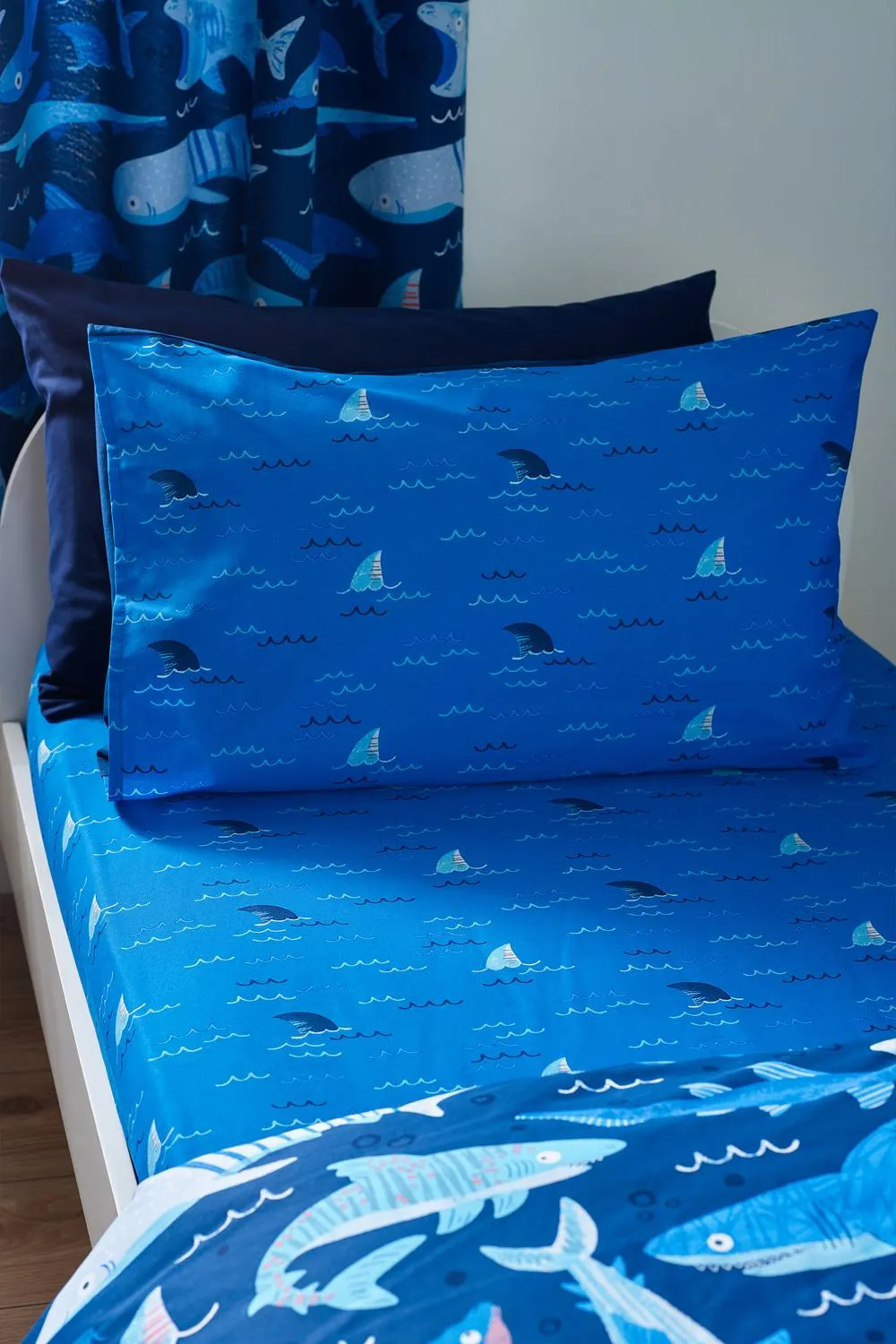 Catherine Lansfield 'Jawsome Shark' Fitted Sheet in Blue