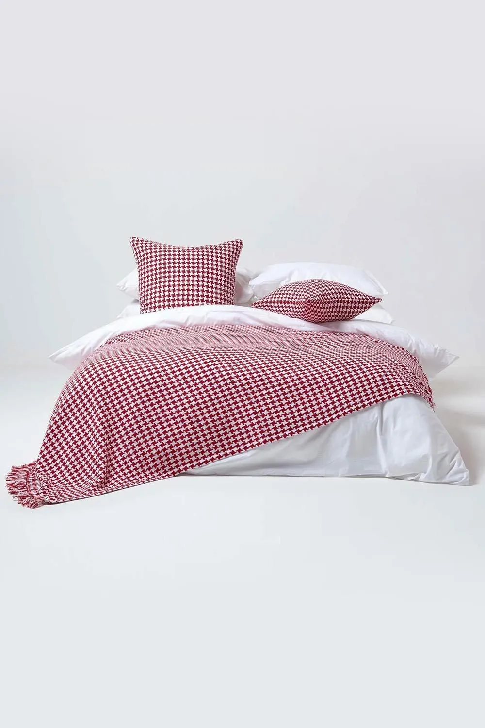 Homescapes Houndstooth 100% Cotton Cushion Cover in Red 4