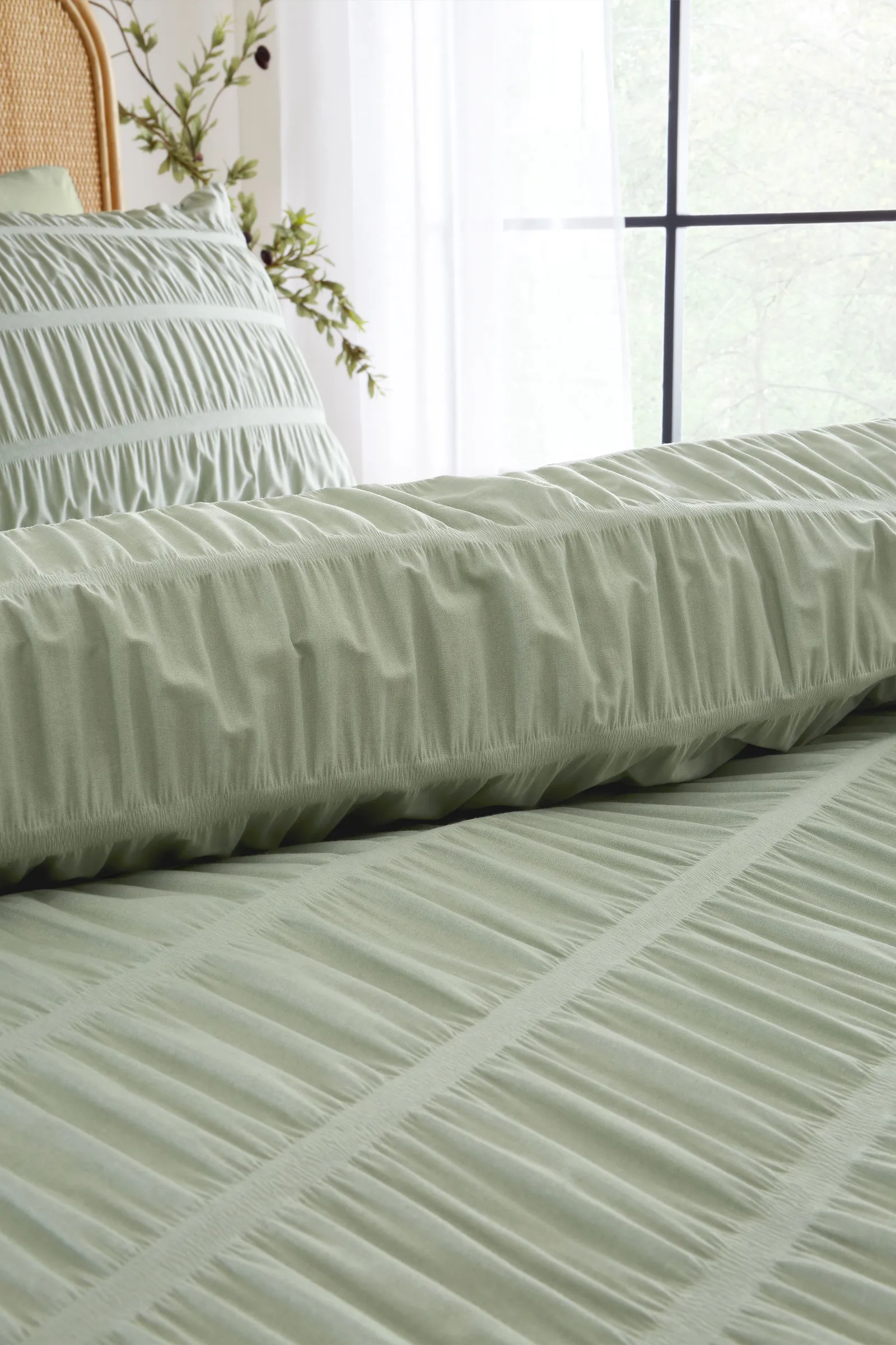 Catherine Lansfield Seersucker Duvet Cover & Pillowcase Set in Green 3
