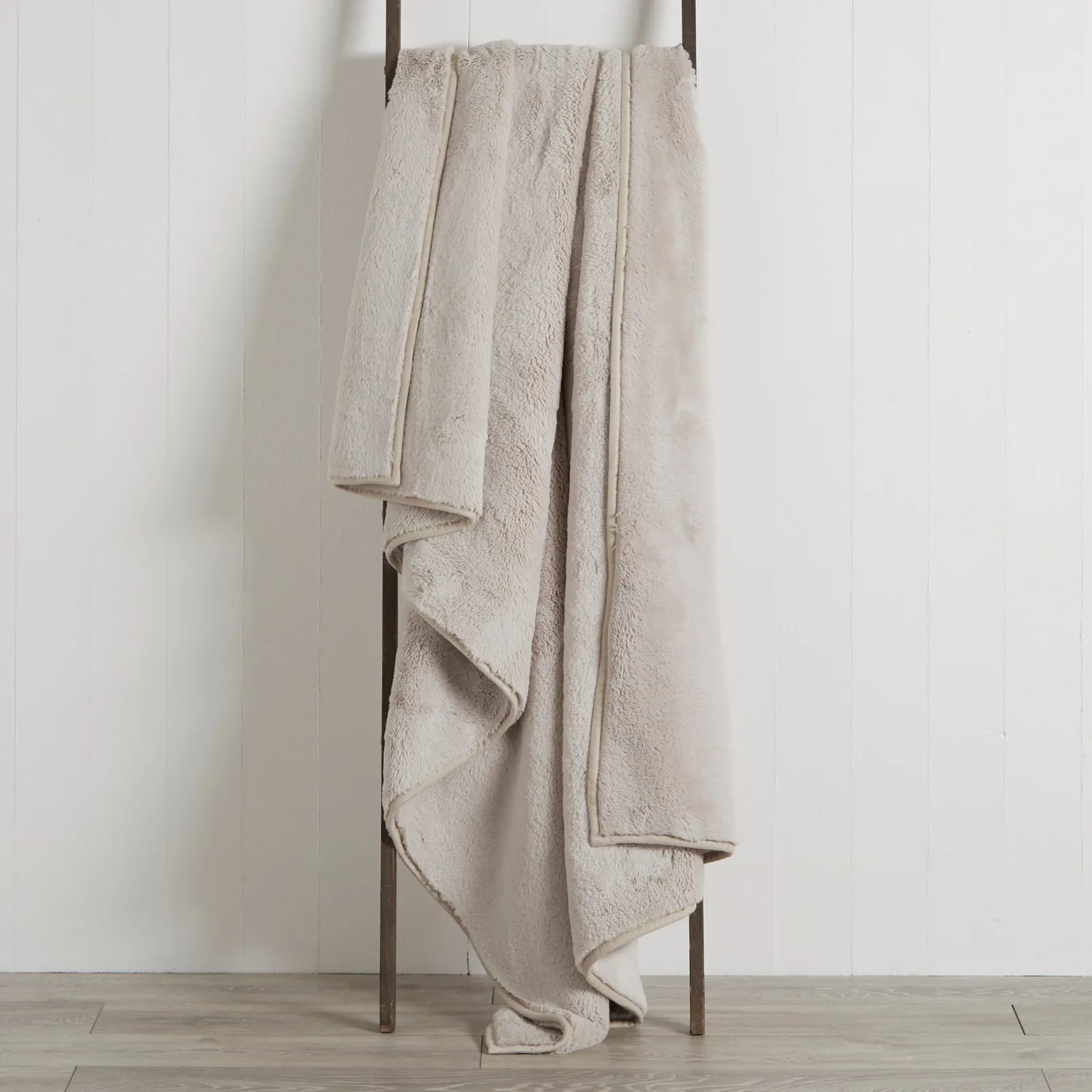 Aspen Plush Faux Fur 130cm x 180cm Throw Grey