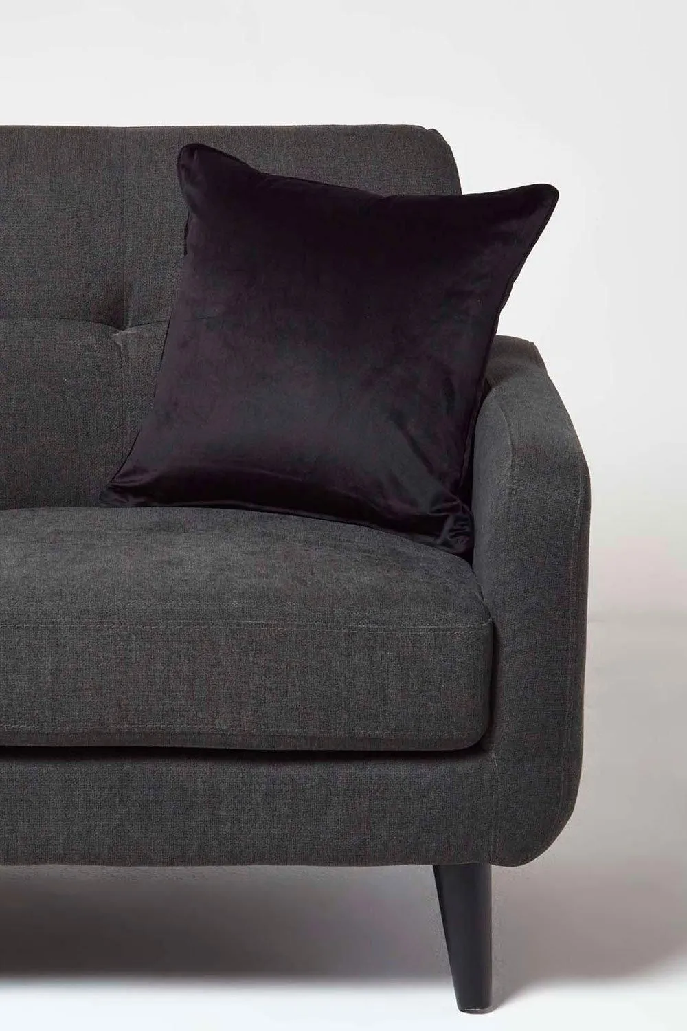 Homescapes Filled Velvet Cushion with Piped Edge 46 x 46 cm in Black 2