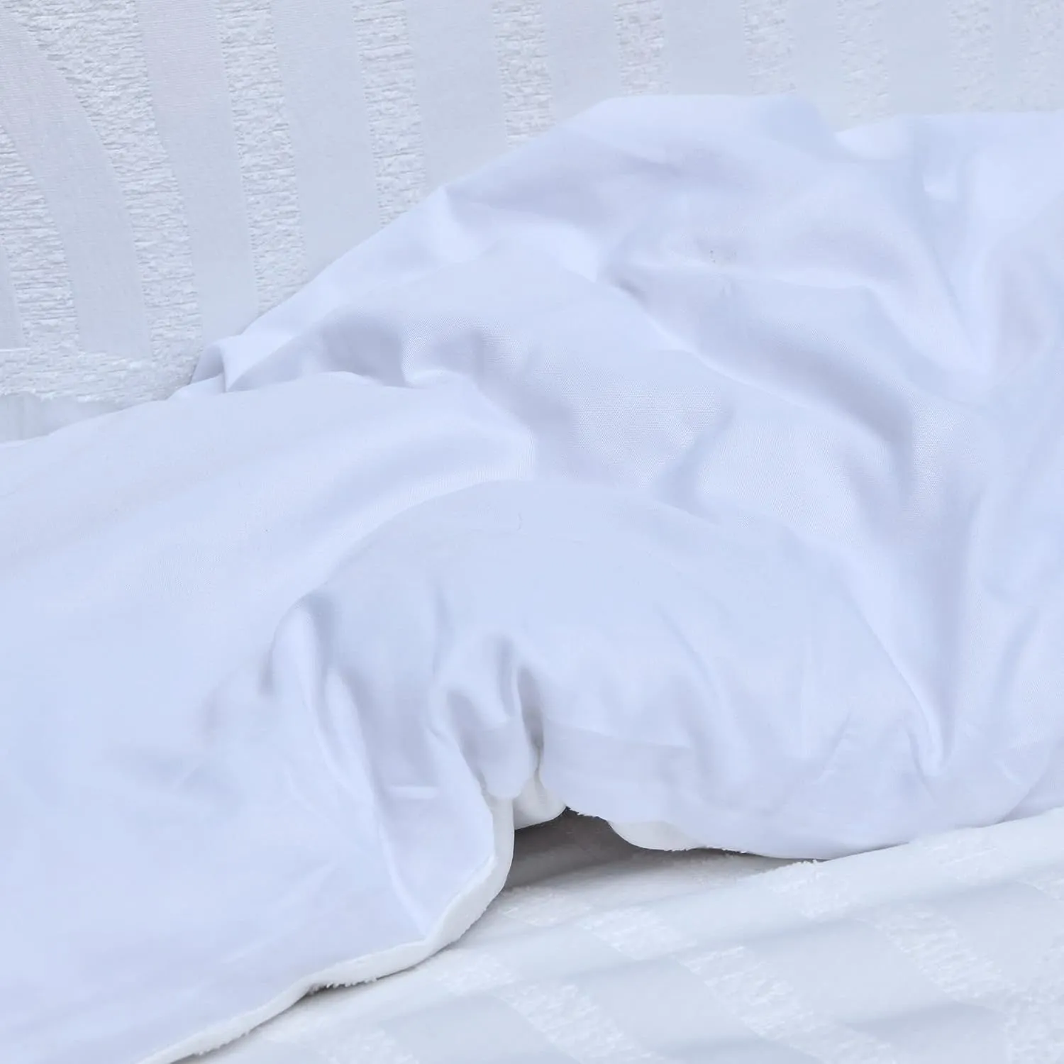 Smart Living Luxury Hotel Quality Reversible Tufted Arch Duvet Cover with Pillowcases in White 3