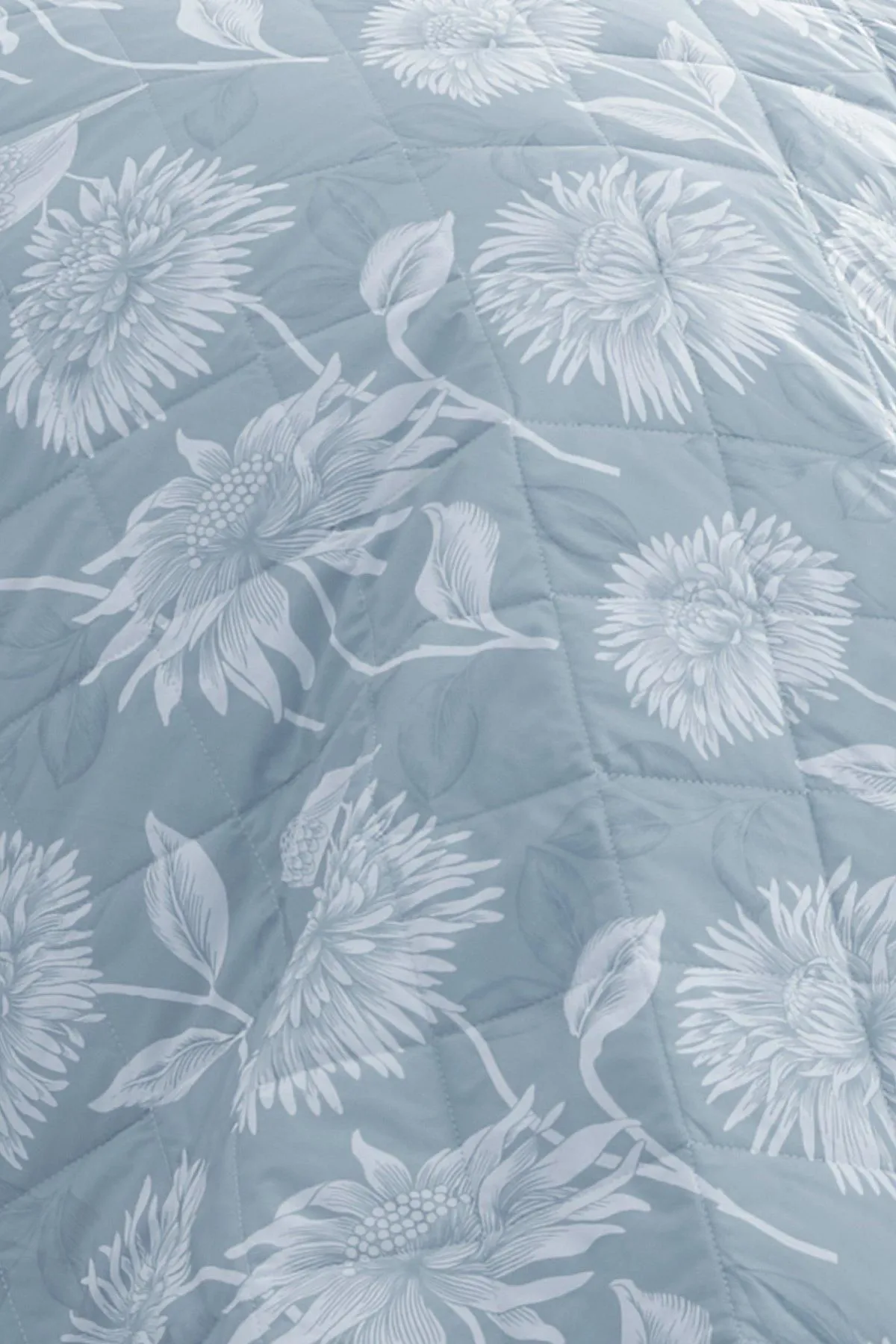Dreams & Drapes 'Chrysanthemum' Reversible Bedspread in Blue 3