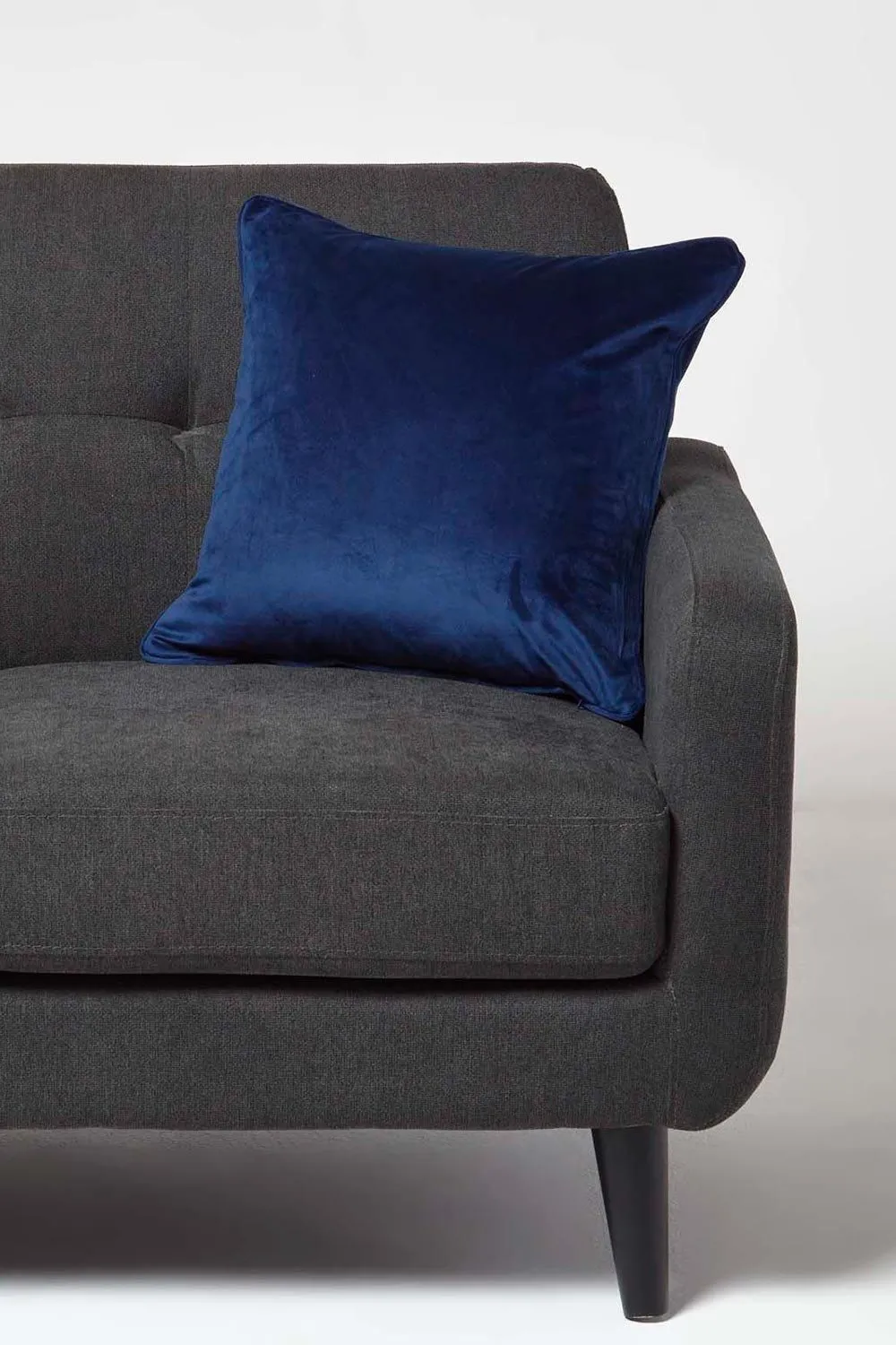 Homescapes Filled Velvet Cushion with Piped Edge 46 x 46 cm in Navy 2