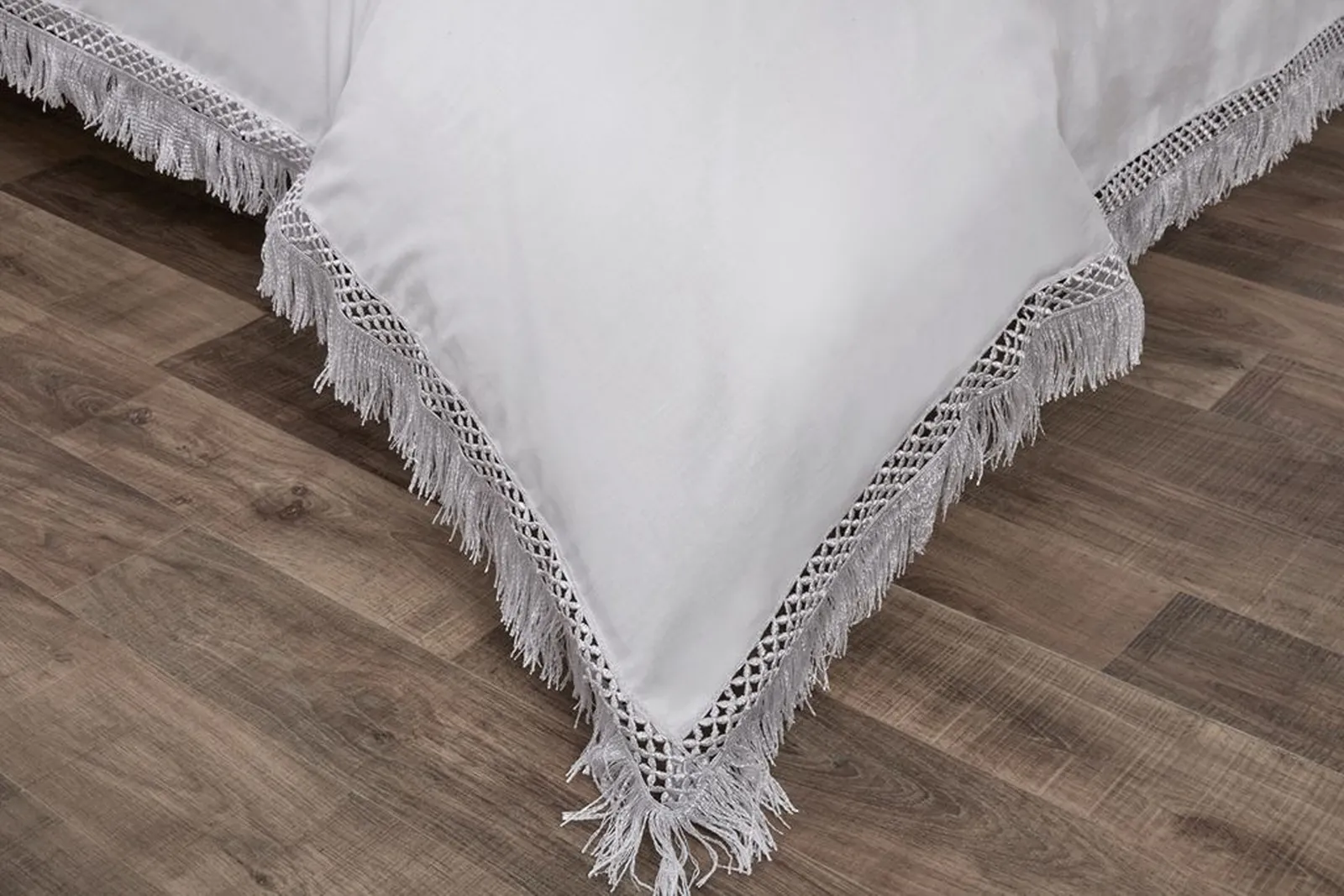 Rapport Home Tia Trellis Tasseled Duvet Cover Set with Pillowcase in White 3