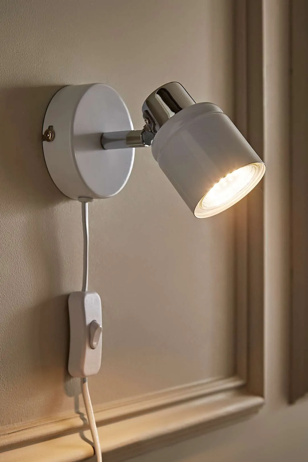 ValueLights Benton Single Adjustable Plug In Spotlight Wall Light with LED Bulb in White 1