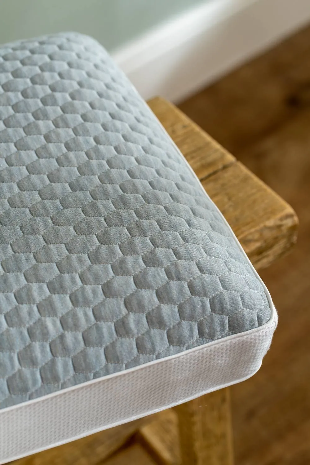 Soak&Sleep Cooling Memory Foam Standard Pillow in White 3
