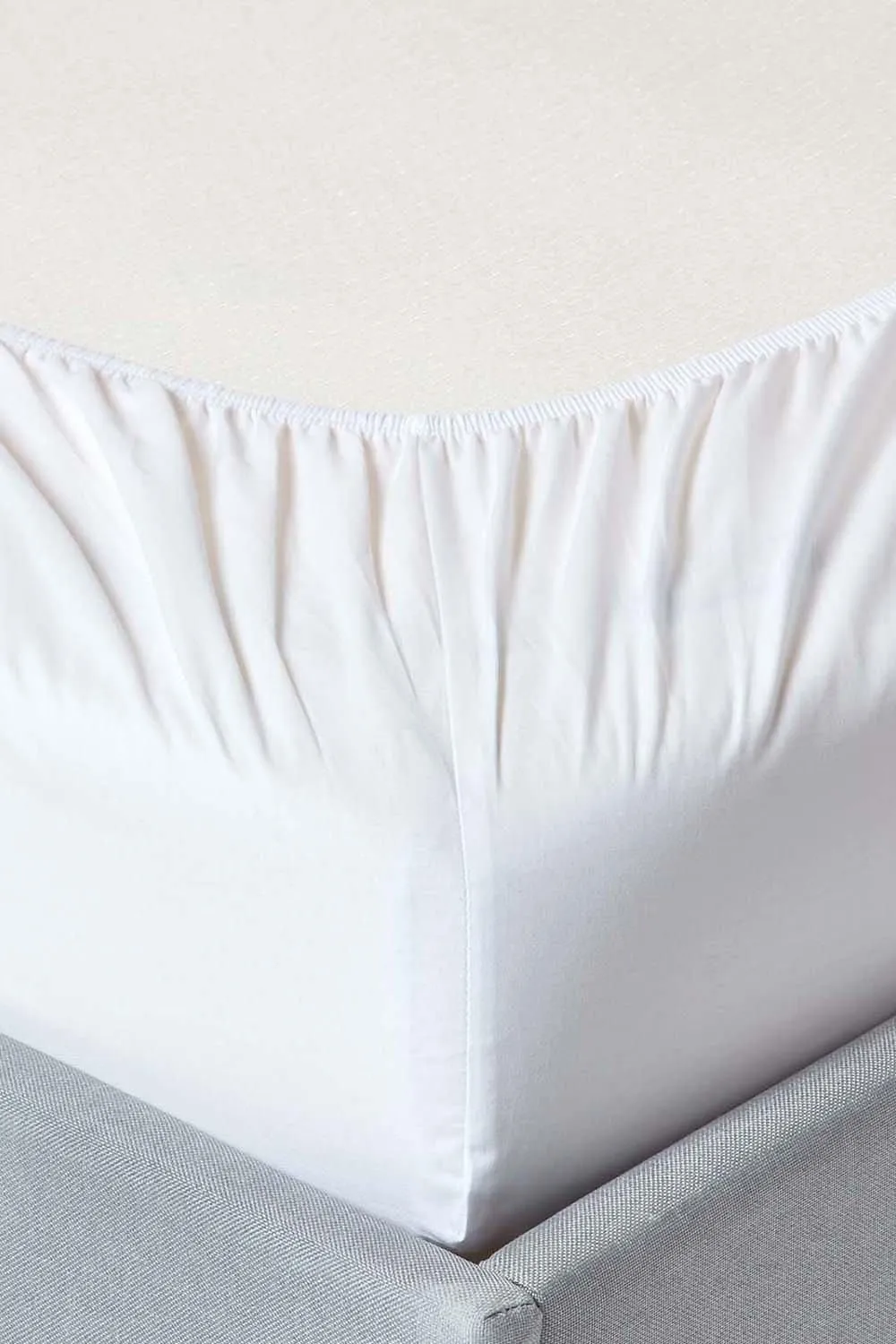 Homescapes Egyptian Cotton Deep Fitted Sheet 18 inch 200 Thread Count in White 2