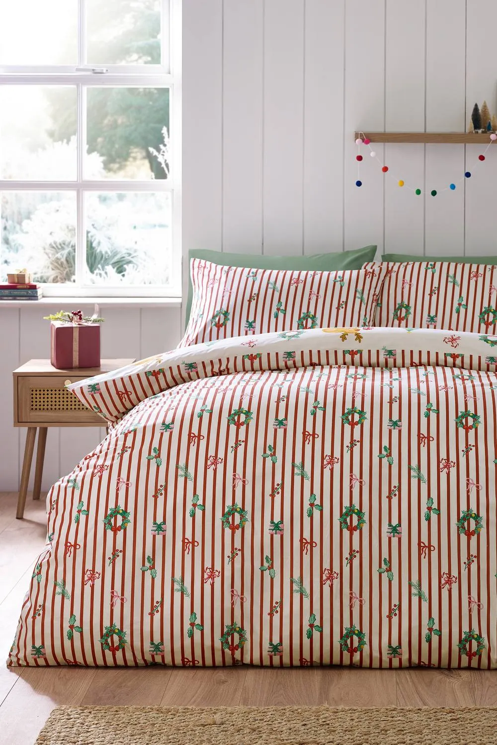 Catherine Lansfield 'Capybara Christmas' Reversible Duvet Cover Set in Cream 2