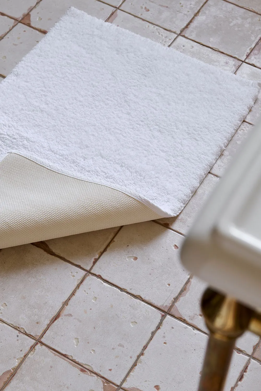 CHRISTY Deep Pile Luxury 100% Cotton 2444GSM Non Slip Bath Rugs in White 2