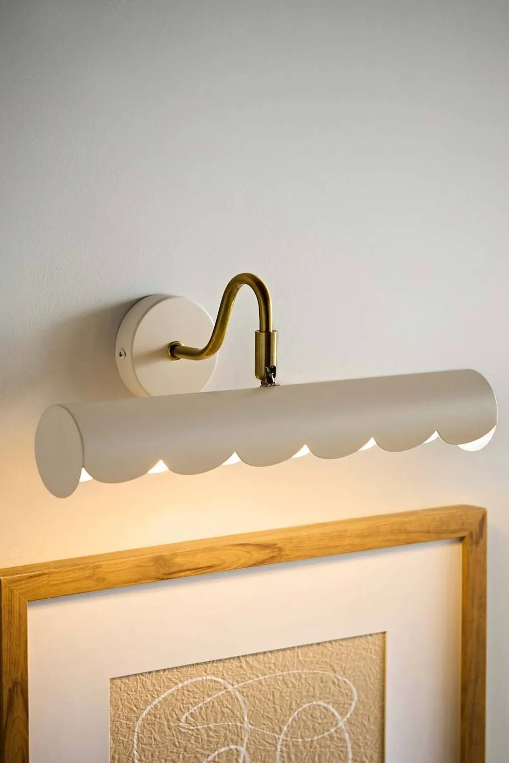 ValueLights Millie Flower Style Scallop Edge Adjustable Picture Wall Light in Cream