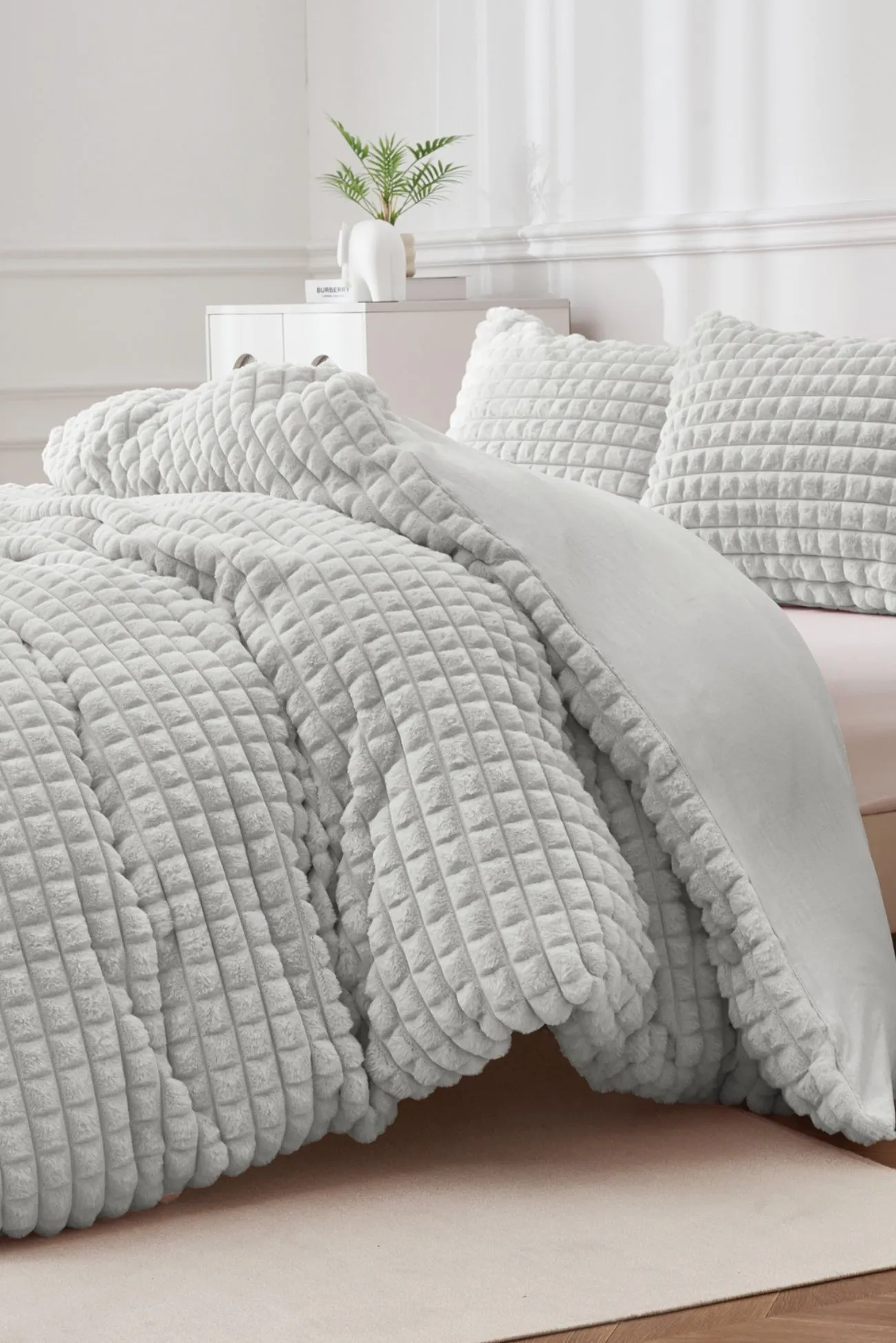 Ezysleep Super Soft Luxury Faux Fur Box Duvet in Silver 2
