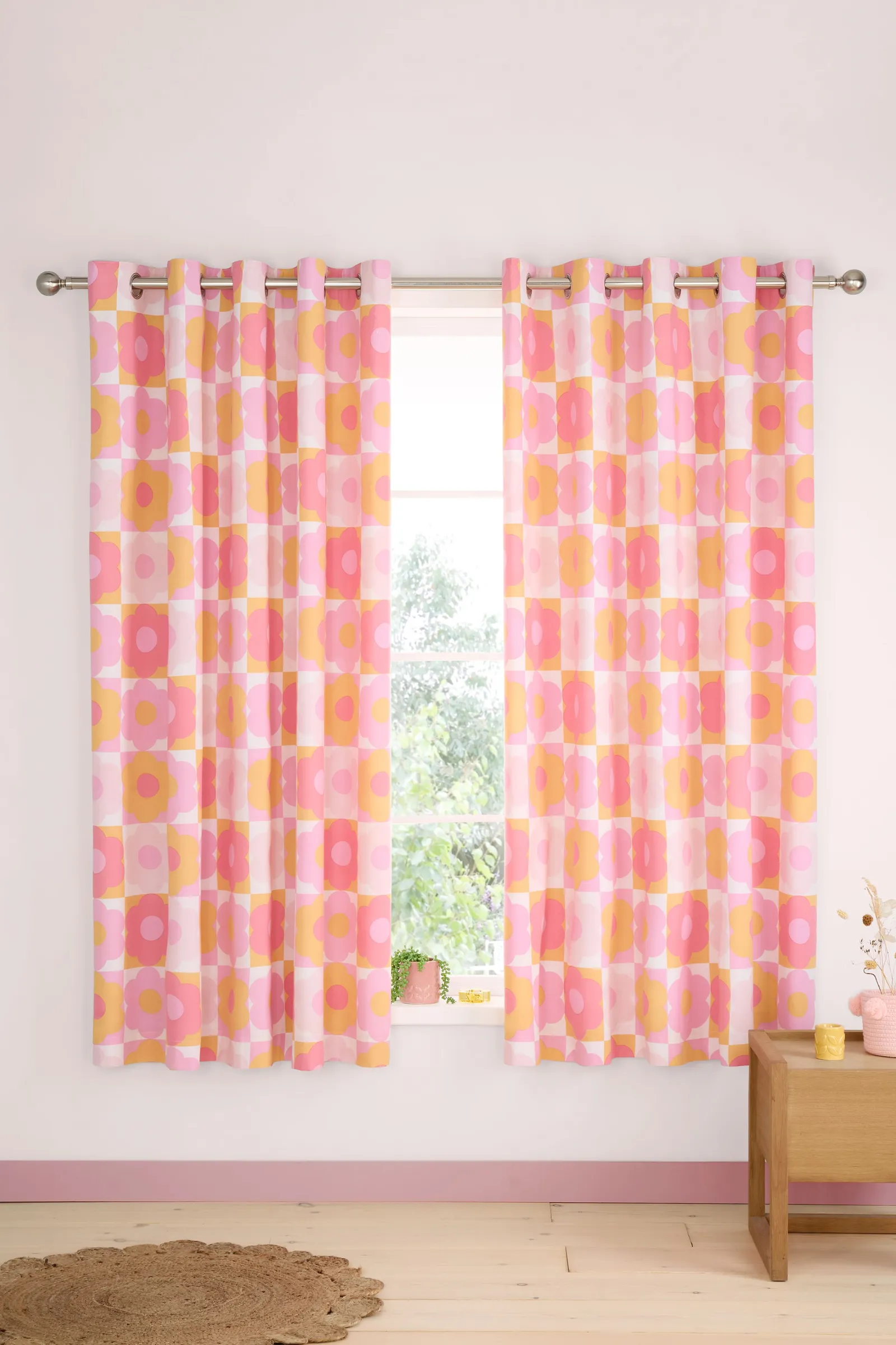 Catherine Lansfield 'Retro Daisy' Fully Reversible Eyelet Curtains in Pink