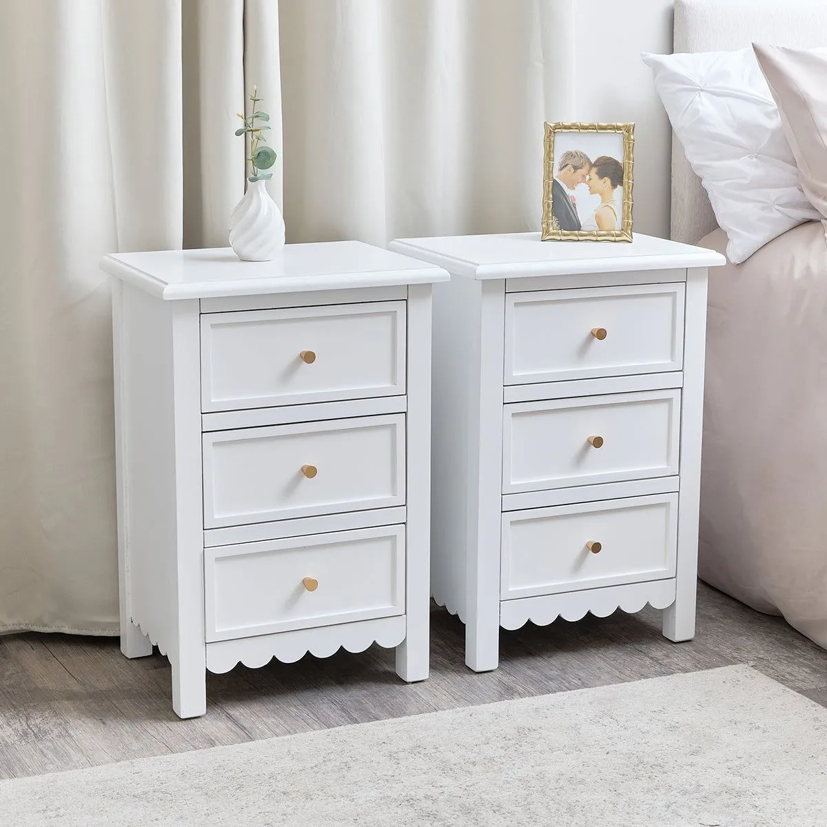Melody Maison Large Scalloped 3 Drawer Chest Of Drawers & Pair Of Bedside Tables - Staunton White Range in Taupe 5