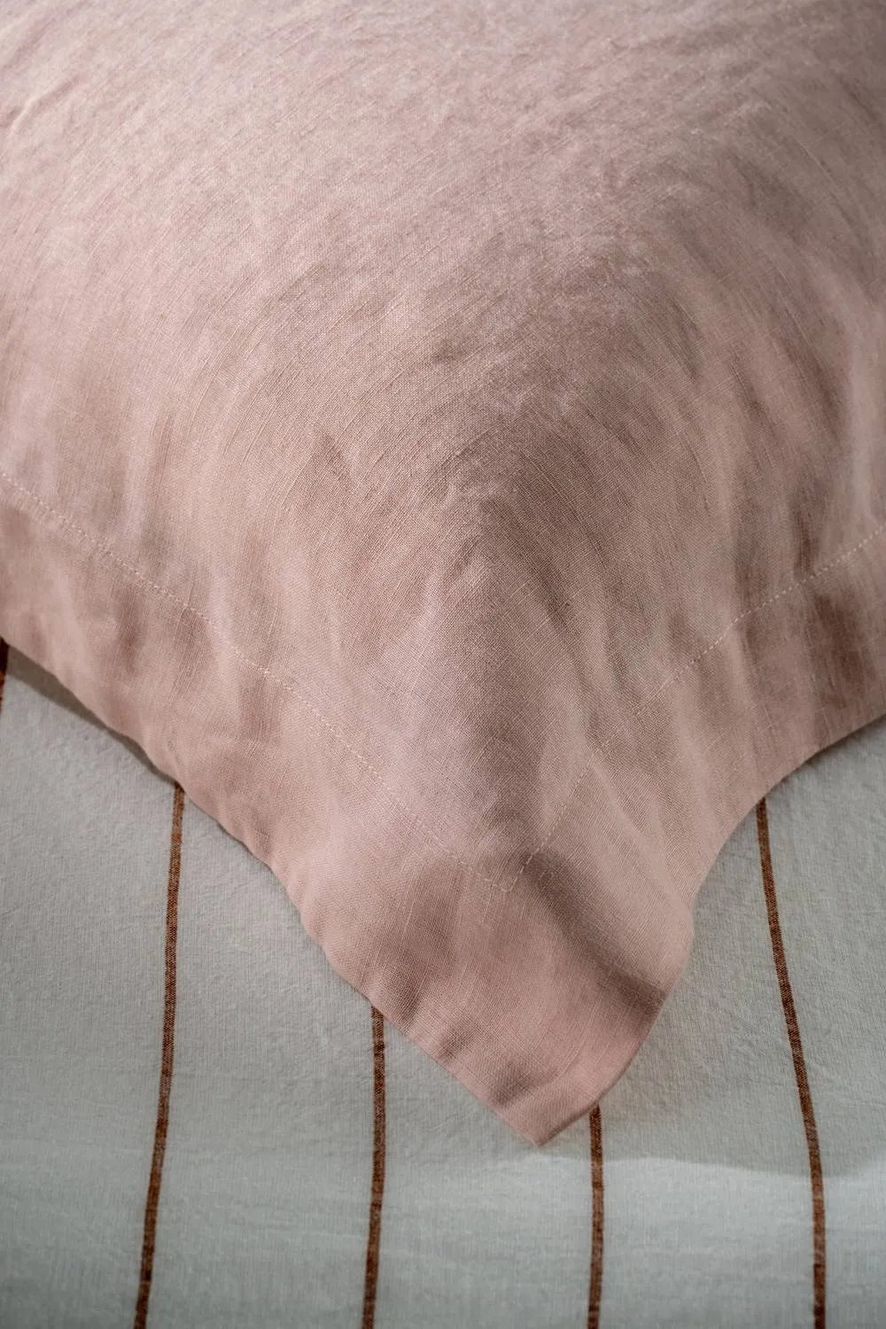 Soak&Sleep Soft Pink French Linen Housewife Pillowcase Pair in Pale Pink 3