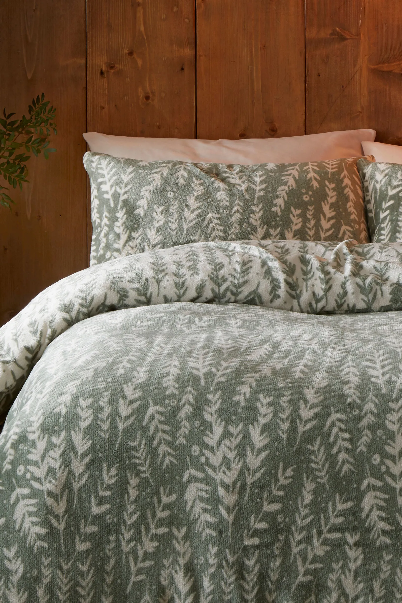 Fusion 'Winter Foliage' Super Soft Fleece Duvet Cover Set in Green 2