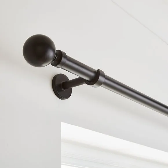 Ashton Extendable Metal Curtain Pole 1