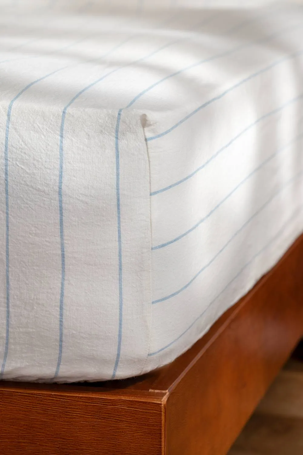 Soak&Sleep White/Blue Pinstripe Linen/Cotton 30cm Fitted Sheet in White 3