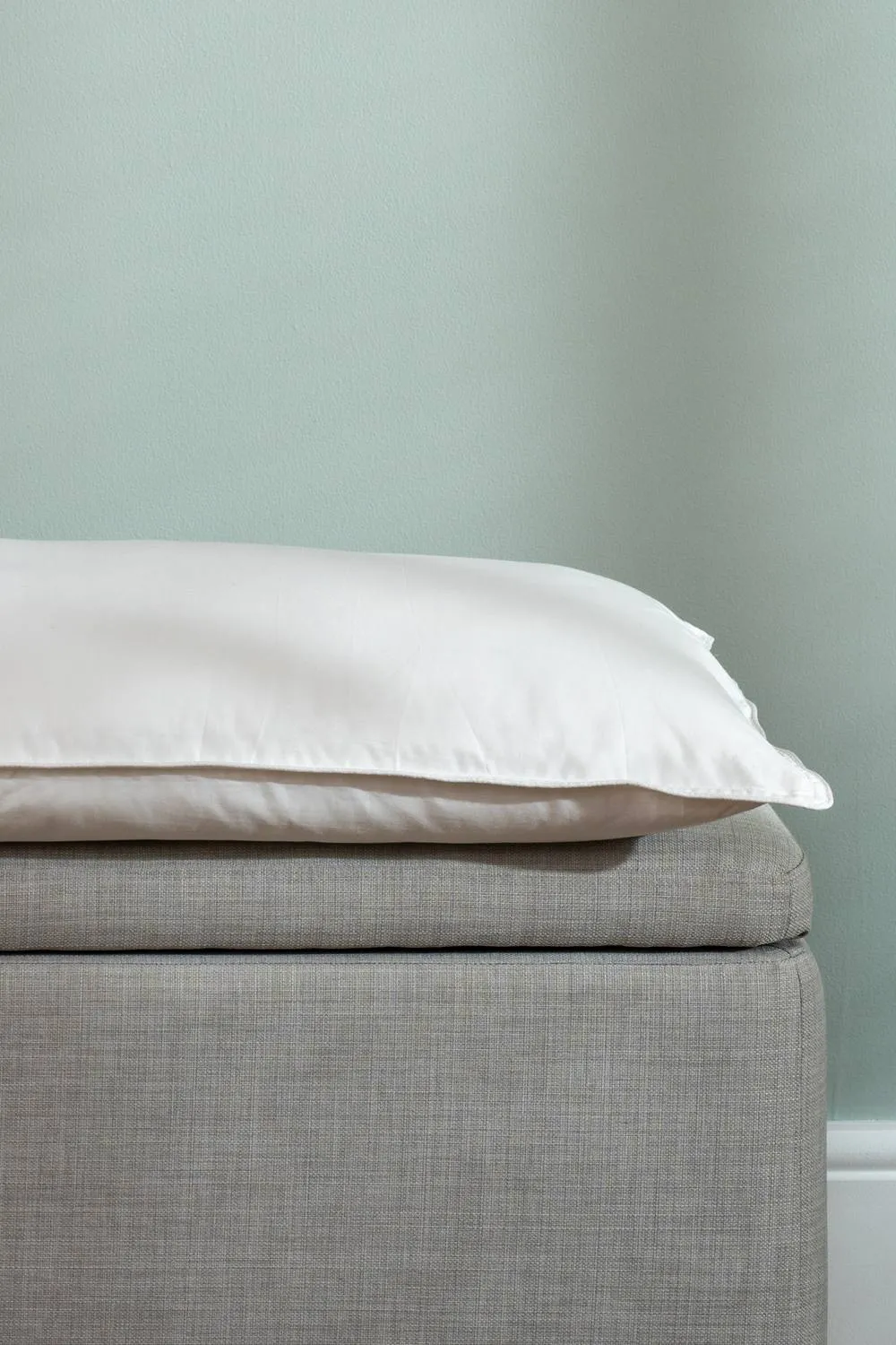 Soak&Sleep Pure Silk Pillow - Medium/Firm in White 2
