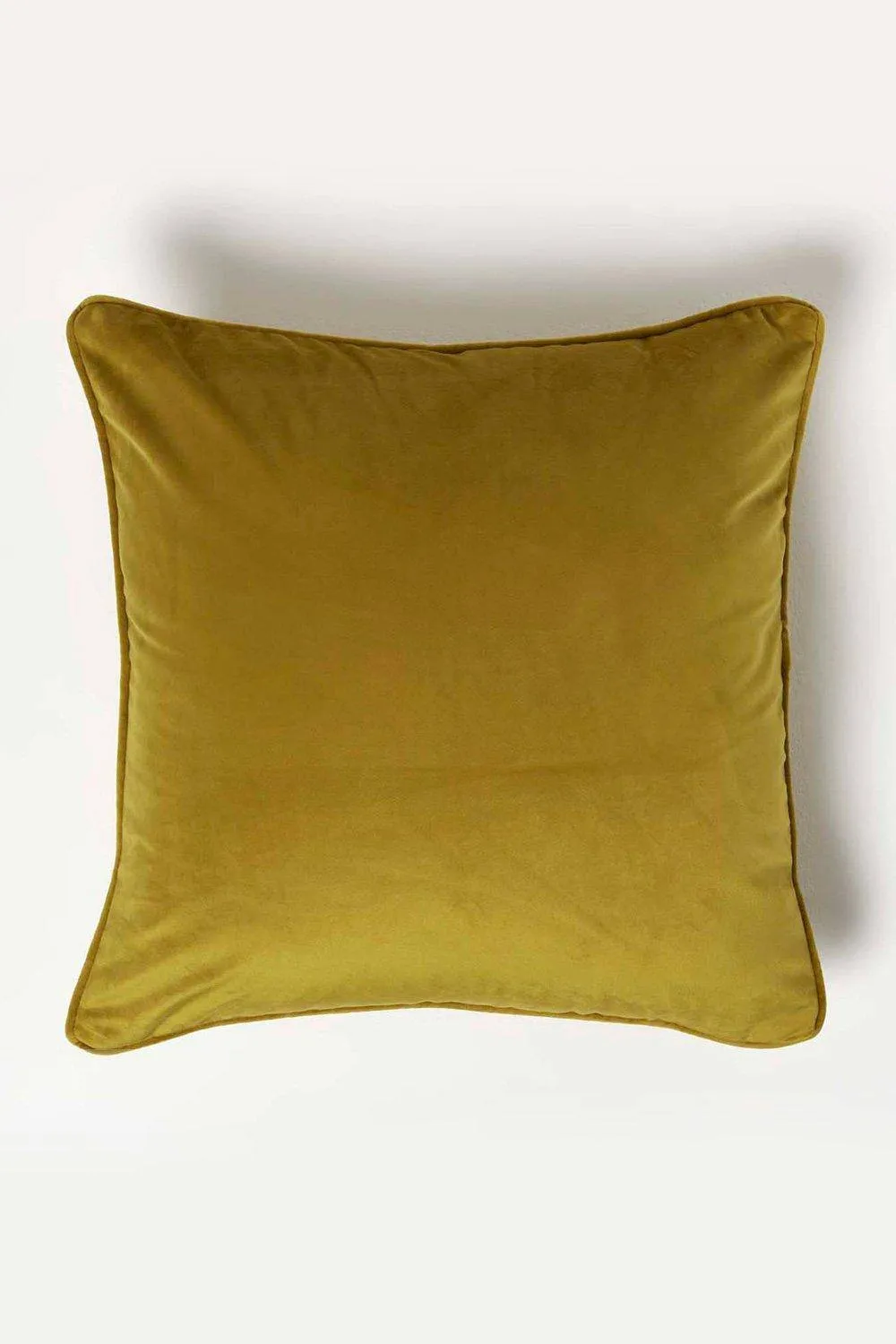 Homescapes Filled Velvet Cushion with Piped Edge 46 x 46 cm in Gold