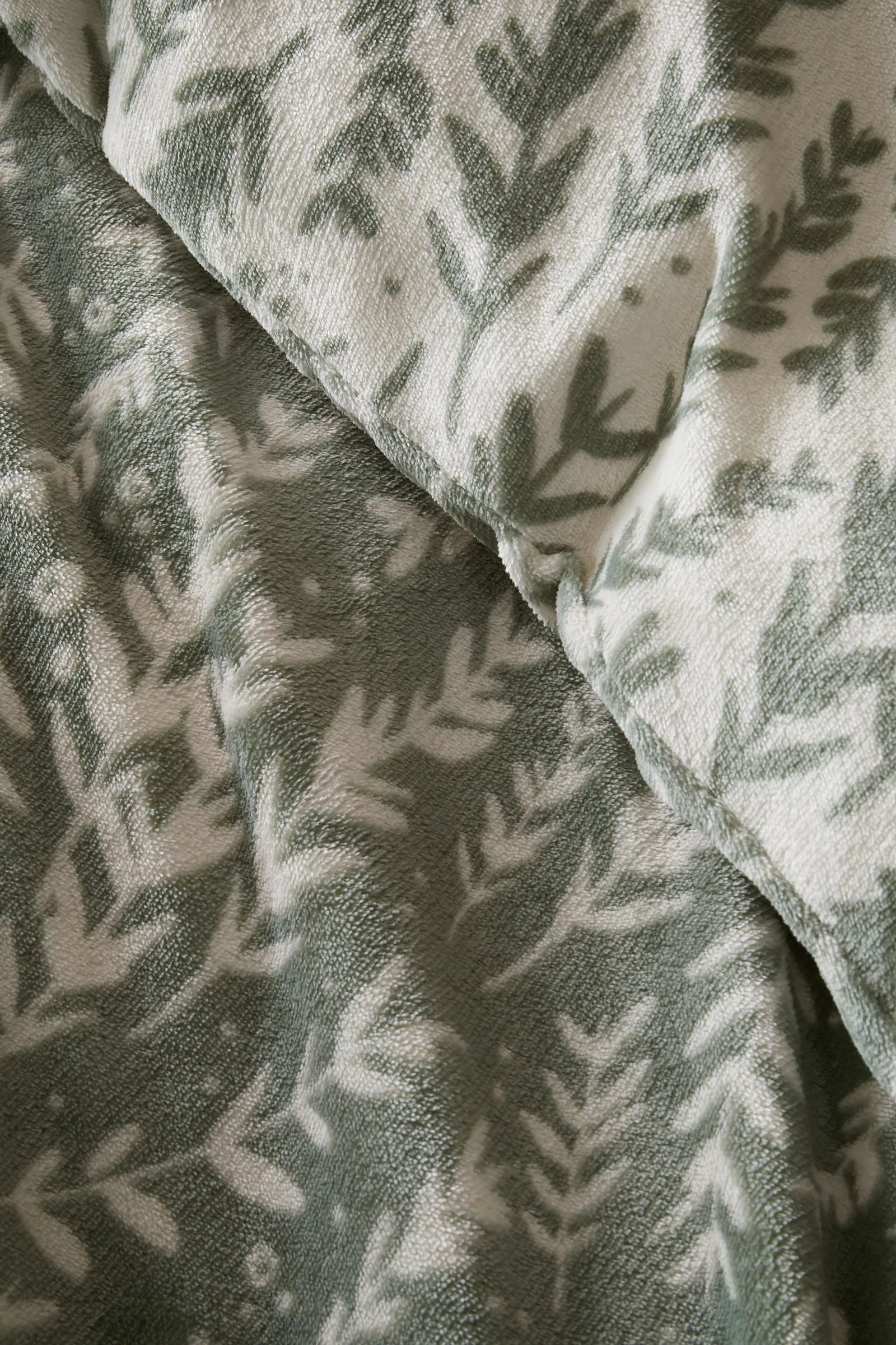 Fusion 'Winter Foliage' Super Soft Fleece Duvet Cover Set in Green 3
