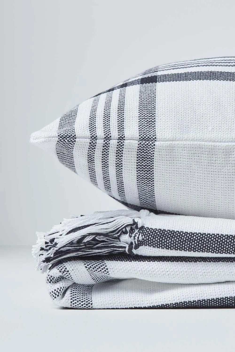 Homescapes Tartan Pattern Cushion Cover in White 5