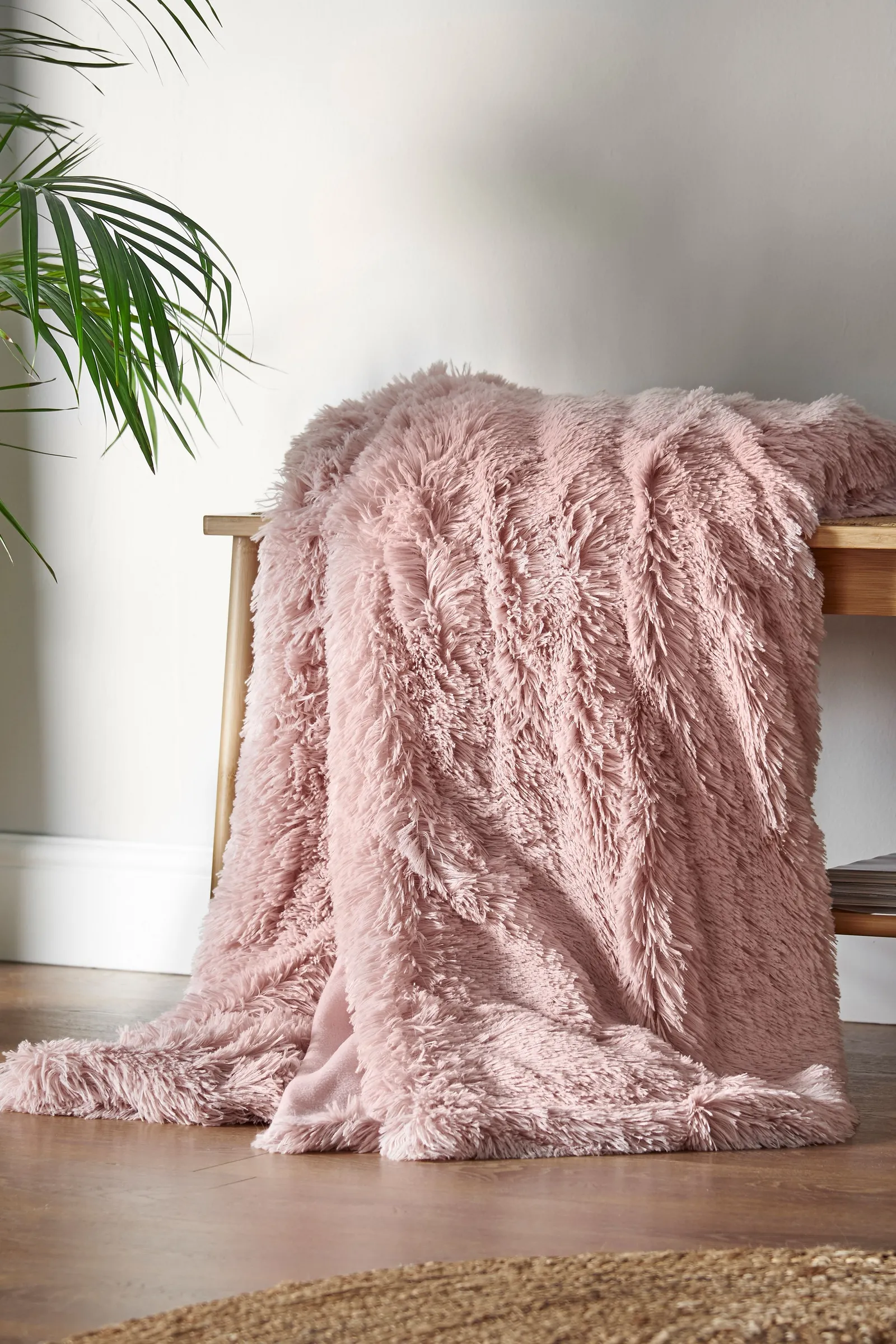 Catherine Lansfield 'Cuddly' Blanket Throw in Pink
