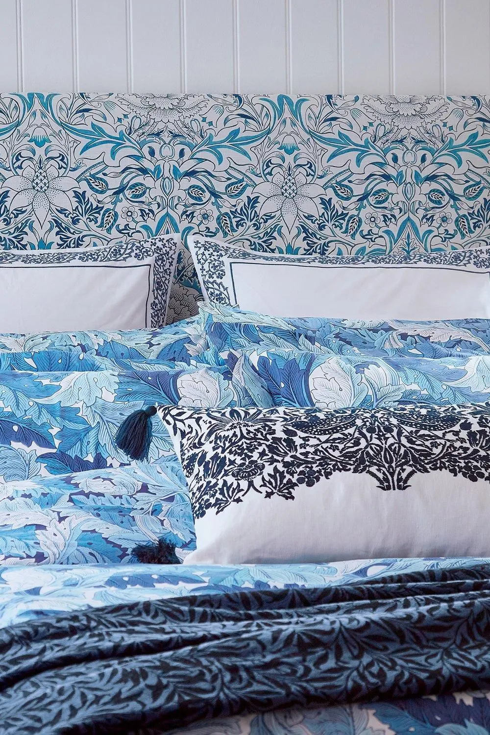 Morris & Co 'Acanthus' Oxford Pillowcase in Blue 3