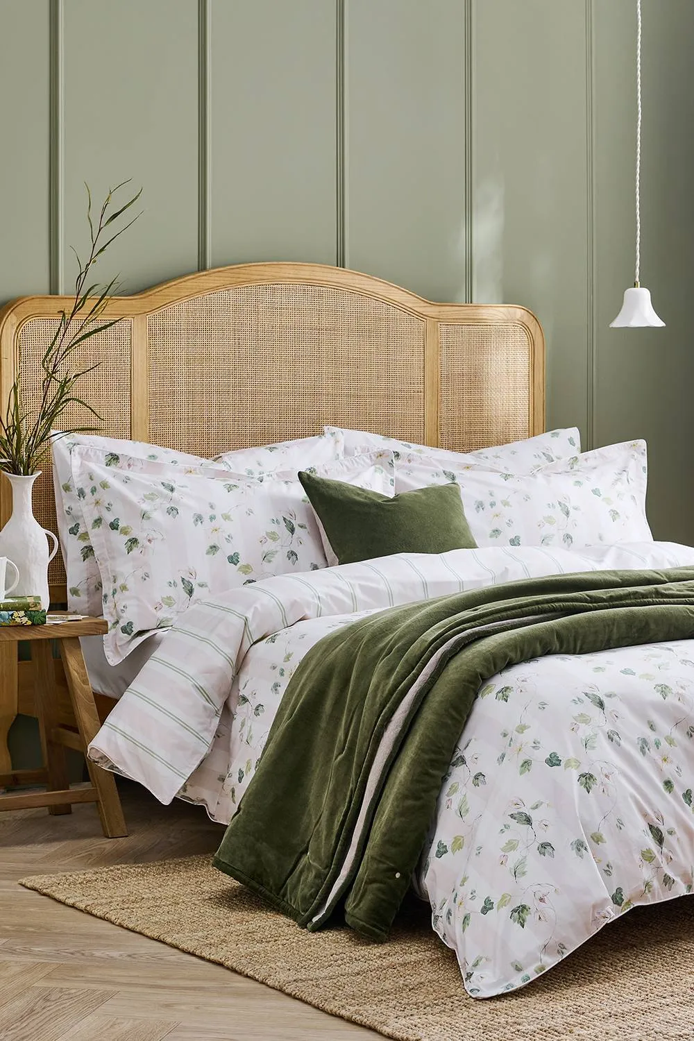 CHRISTY 'Snowdrops' Winter Bloom Reversible Cotton Percale Duvet Cover Set in White 1
